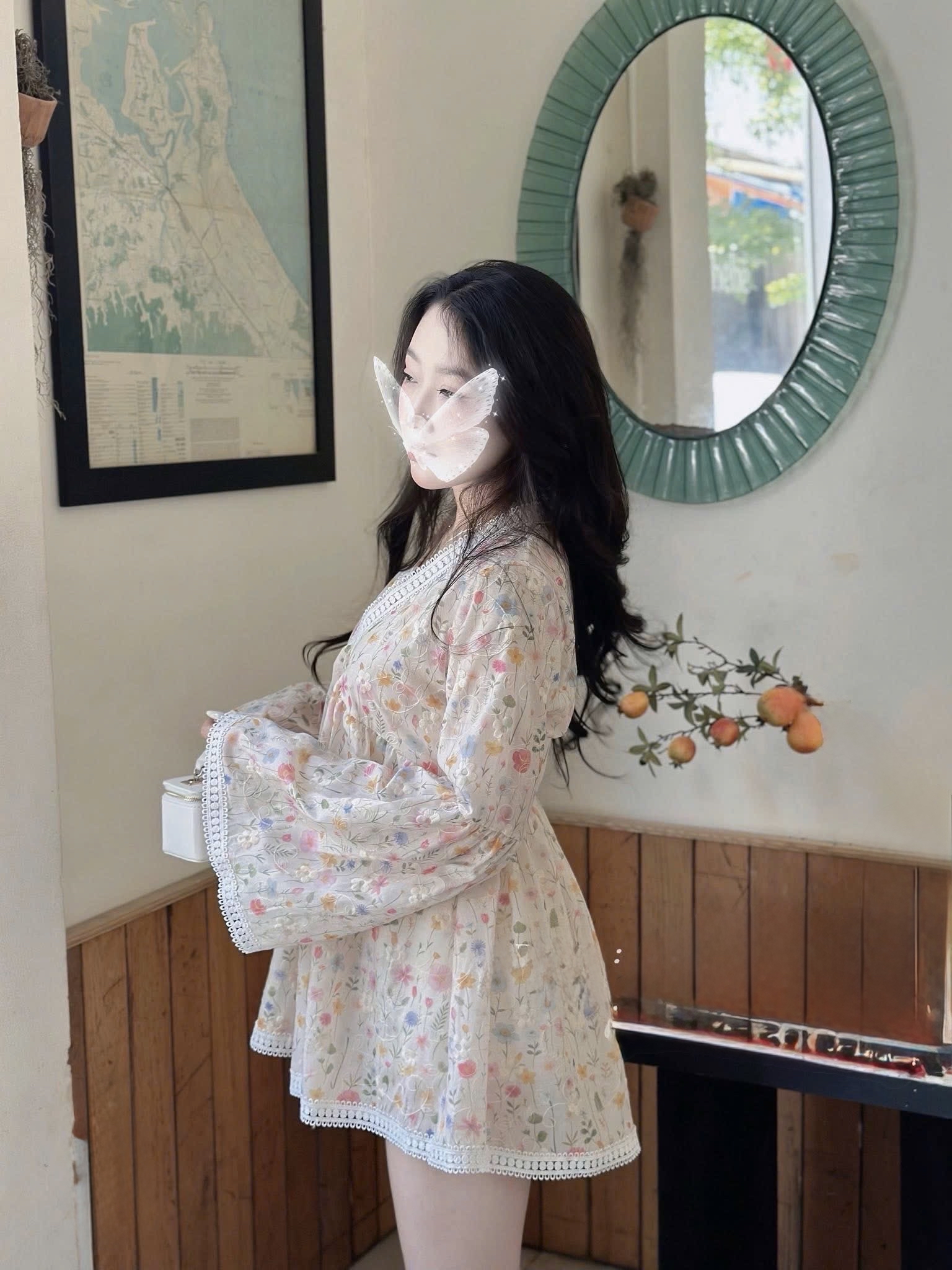 碎花印花V領迷你連身裙，喇叭袖（袖子没有蕾丝）