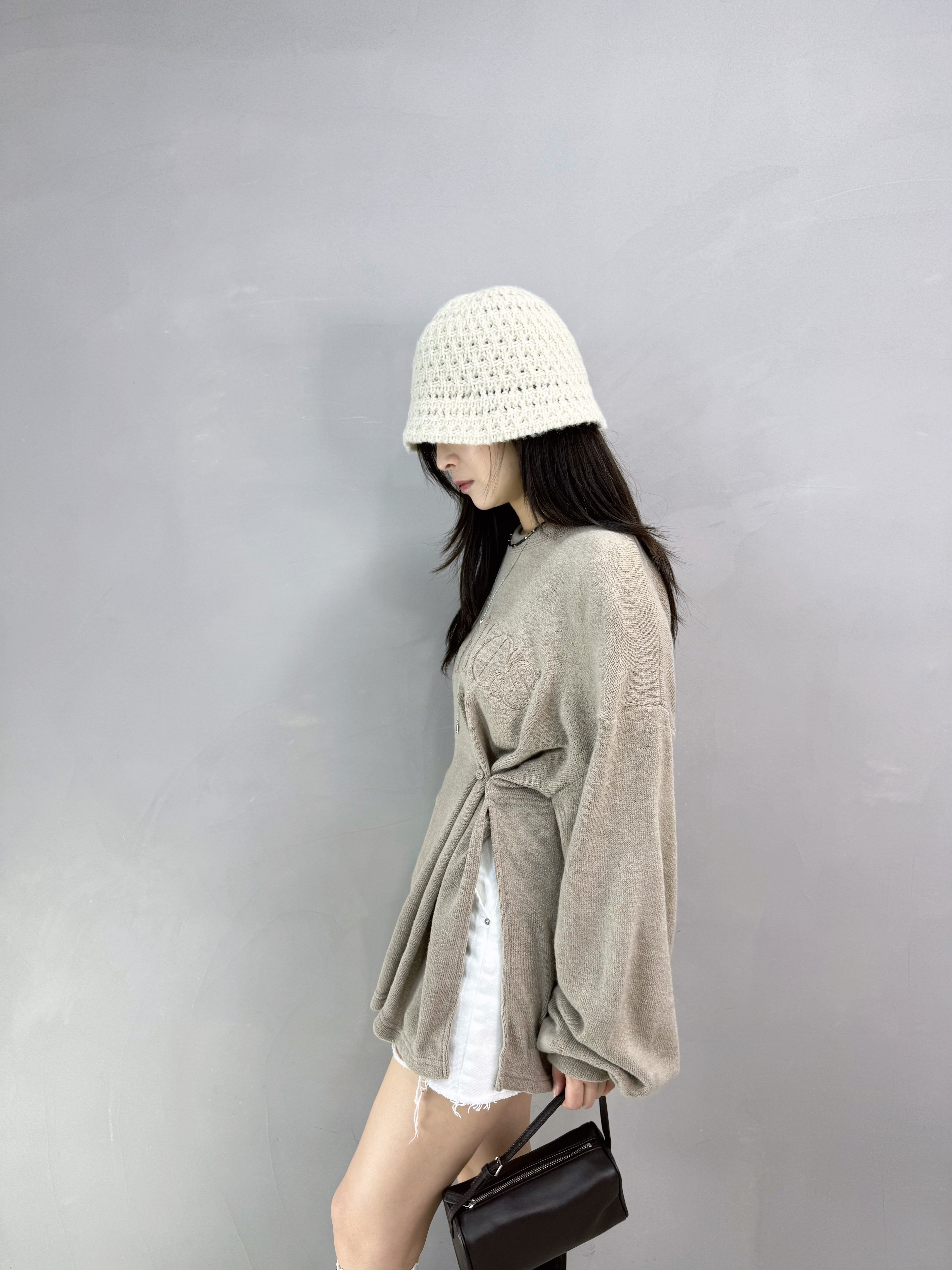 G83 側扣開叉刺繡Top