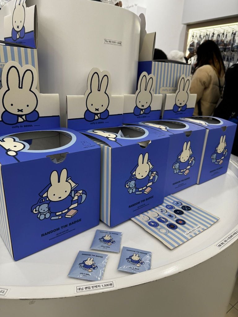 救救3小兔B行動 新登場 [韓國直送] Miffy in Seoul限定 Denim牛仔布系列 Random Tin Badge (款式隨機發貨)