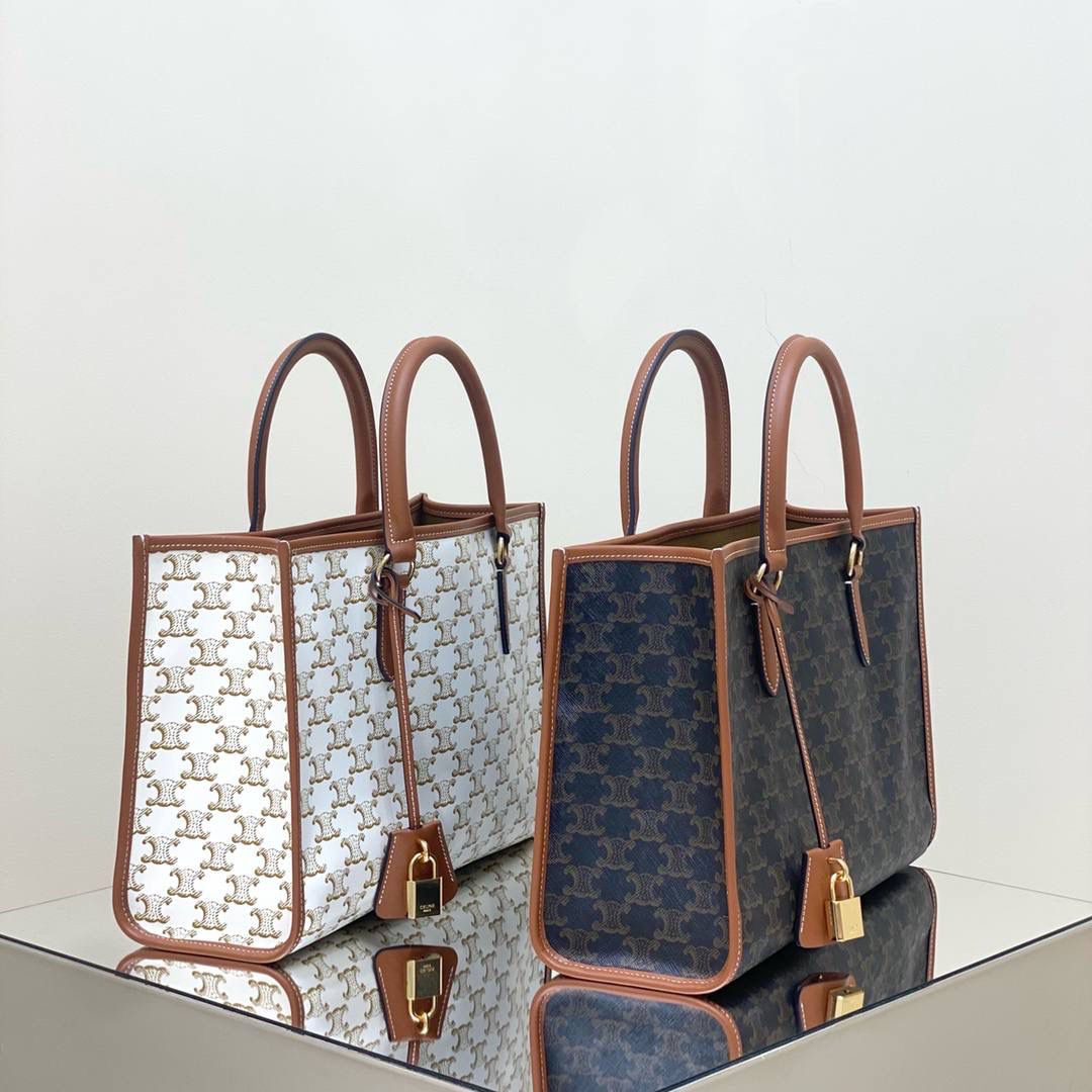 🔥大货实拍图 𝗖𝗘𝗟𝗜𝗡𝗘 ♥ 𝗖𝗔𝗕𝗔𝗦 𝗧𝗢𝗧𝗘小号 型号：199742 尺寸：35*22*7cm 适合通勤以及日常背，百搭耐看型选手，盲冲不出错😍💕