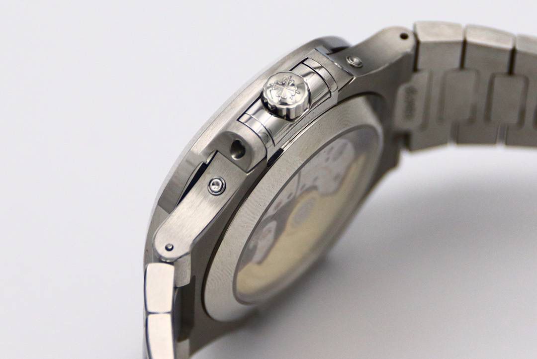 🔥新一代V3百 达 翡 丽🔥Nautilus年历腕表5726系列顶级版本 1⃣️全新一代V3表盘渐变深蓝色更加接近原装，正面可看出中间向四周扩散为蓝色渐变黑色，六点钟位置二十四小时盘同步原装CD纹，（现市面变盘均为蓝色未渐变且没有CD纹的错误版本）最新解毒版本 2⃣️新一代V3表壳，市面因壳身还原本就是一道道考验，各个环节工艺繁杂，现市面版本侧边三字位和九字位的搭配，还有四个功能按钮，基本摸起来都是高低不行且刮手的现象，GR全新一代V3表壳，经过几个月的研究和探讨，真正的意义上的做到了圆润的效果，侧边三字位和九字位搭配不管从什么角度，摸起来均不刮手不高低，同时四个功能按键位置也做出了调整，正品按键是为居中，市面普遍都是偏上且刮手，V3版本真正做到了一比一还原，不刮手且同正品一致居中。完爆市面所有版本 3⃣️V3表链依旧独霸市面，独家巨资开发表链，做到了柔软与贴手并存，每一节钢链中间都为正品一致工艺3D钻石菱形且立体感十足，不管多大多小的手腕均可佩戴，佩戴也极其舒适贴手，侧面与底部的打磨都与壳身一样的细腻。V3全新定义百达翡丽Nautilus终极版本（现市面均为廉价表带，没有正品的钻石菱形，也没有柔软与贴手，佩戴质感偏硬不舒适。还会有Nautilus的味道吗？）