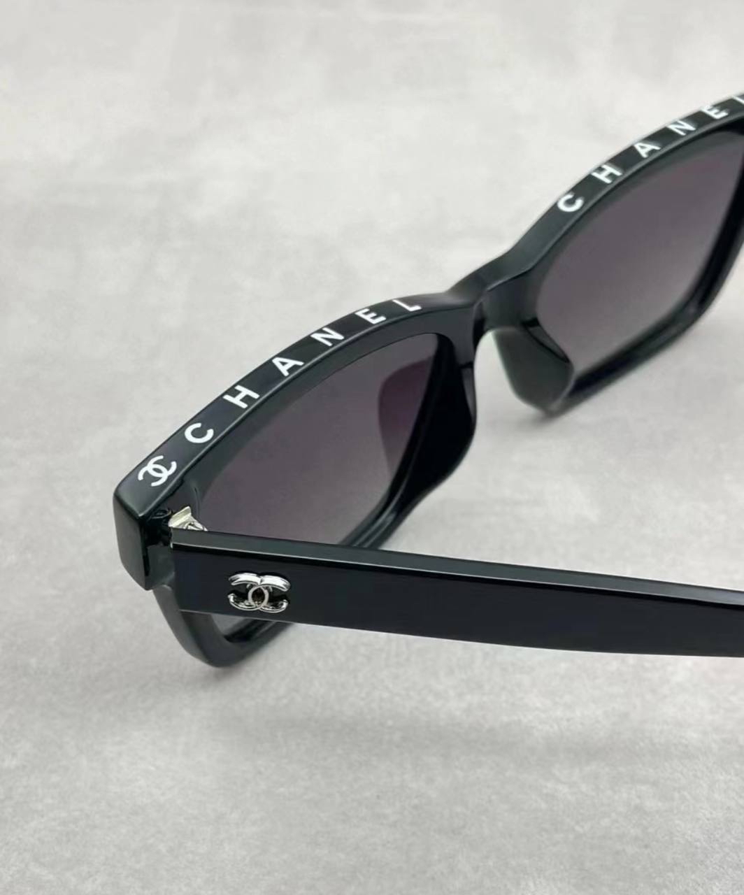 現貨✨🫶🏻Chanel 拼接字母太陽眼鏡 black color