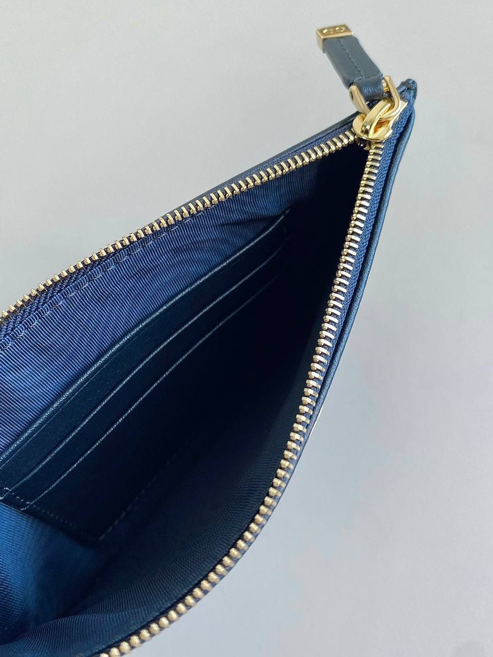 🈶老花蓝，三合一 𝗗𝗜𝗢𝗥 𝗛𝗼𝗯𝗼 𝗔𝘃𝗲𝗻𝘂𝗲腋下包 不得不说老花➕三合一➕腋下 简直绝美组合，这只肯定物超所值 两个卡夹可拆卸，日常单用都很惊喜 一个全皮配有小拉链，内袋有卡位 一个老花配有按扣，安全性都考虑到了 无论日常约会或上班通勤，我给满分！ 主打的颜值与实用并存！女生们冲冲冲 谁不爱这么轻巧精致的腋下包啊~~ 21×13×5cm，#6525m