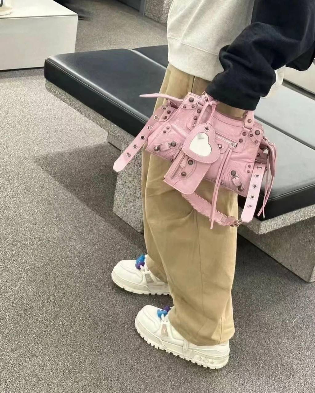 销量王🔥 Neo classic 机车包xs 首先声明，我爱一切机车元素 无论是le cagole还是这只neo 喜欢大容量的姐妹冲这只 油蜡皮的不规则摔纹配上大量的五金配件 还有流苏拉牌➕爱心镜子➕零钱包挂件 极繁的魅力由此而来～ 辣妹酷妹冲冲！ 26×17.8×11.4cm700940m