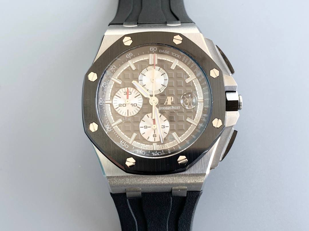 表盘以爱彼经典的大格纹为背景，一个个层次分明的方格排列，经过完美的打磨，将尽善尽美体现得淋漓尽致。三点位的日历表盘，在蓝宝石玻璃凹透镜的作用下，TPE扩大效果与原版一般无二。每一根大小表针，无论从各个角度来看都没有出现毛刺现象，这一点解决了大部分强迫症表友一直存在的烦恼！刻度与表针中间部位都采用瑞士进口夜光粉，每一个个体都做到手工填充，均匀饱满度是机器填充远远比拟不了的，亮度与发光颜色与原版几乎一致！机芯方面采用7750改3126的计时机芯，十二位的小秒，六点位和九点位的12小时计时与30分钟计时，完美的还原了原版的所有功能，经过JJF团队的精密打磨，大大提升了7750基础机芯的稳定性，缓解了一直以来计时机芯款式空有其表的尴尬现象！做到无可挑剔，堪称天花板级别，欢迎广大表友品鉴！