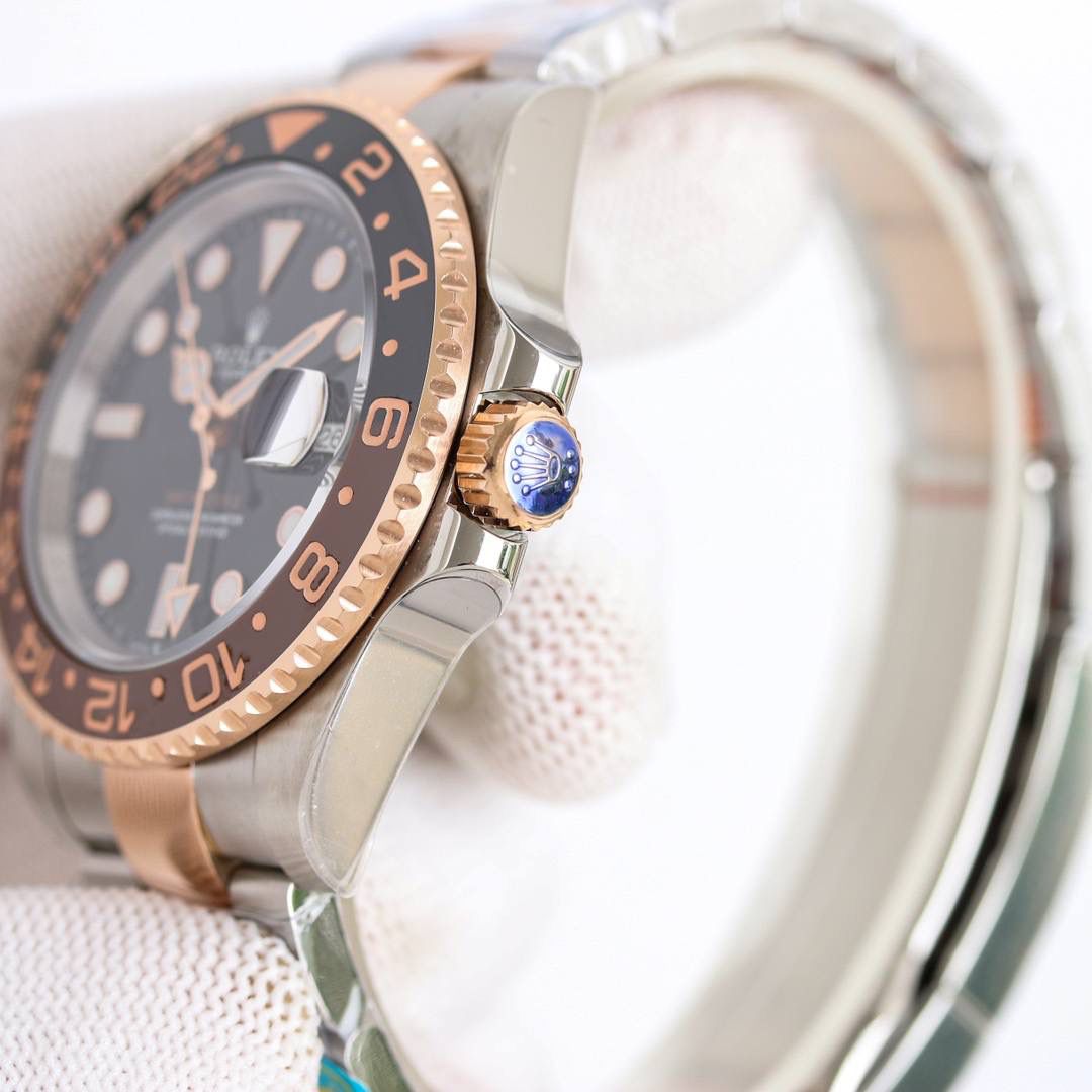 C厂 劳力士 ROLEX 超级复刻火爆来袭格林尼治ll🎮 EA1 1、机芯3186/3285采用是一体机芯蓝游丝和原版同样通过调试时针快跳调整日历的功能瞬跳，和原版一样的GMT双时区表针在底部时针上面的第二层，由下到上的顺序为：时针-双时区针-分钟-秒钟。 2、指针；升级电镀白金在任何角度都可以看见其光泽感 采用特殊针尖工艺 确保与原装一致夜光粉选用瑞士进口蓝绿夜光填充完美还原夜光效果 🎮 3、表盘；原装开模 立体印刷 电镀白金 中心轴下沉 日历下沉 字体大小与颜色同原装完全一致包括条丁四角的打磨 12字位火山口打磨都做到了高度一致 4、圈口；此款表的灵魂所在 也是本厂花费大量时间与精力的地方 每一次的烧制都是一次进步 本厂圈口一体成型高精密陶瓷圈色差也是必须降到最低 深蓝黑圈/红蓝圈/黑圈/真陶瓷均为白金填充，其颜色目前是最接近原装的 5、日历；新版劳力士日历采用新款勾4，本厂加以借鉴避开市场众多错误版本，日历的字体印刷相当清晰立体，放大十倍依旧清晰立体 无锯齿 6、表壳表带；选用904号钢材铸胚，在反复手工打磨成型，904钢密度小 耐腐蚀性强 防刮耐磨等优点🥰🔥