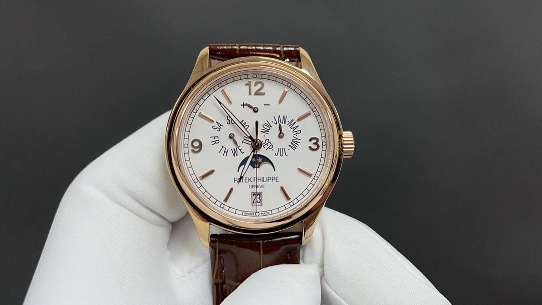 🌐新款到货🌐 百达翡丽最热门款式，PP复杂功能计时系列5146R 5147。功能方面的巧妙构思，外观上的合理布局，以及优越的机芯性能，无一不体现出百达翡丽大师们的独特设计，一件经典的艺术品。 采用39mm表盘直径，高性能Cal.324自动机械机芯，具备年历，日期，月份和月相显示功能，提供了强大的时间衡量功能，表盘设计中心大秒针，是时间易于读取。 相信这样的一款腕表会是很多爱表人士所梦寐以求的，但是就如它水中月的意象一样，可遇而不可求，所以，如果有个机会出现在你面前，那么就好好珍惜吧。