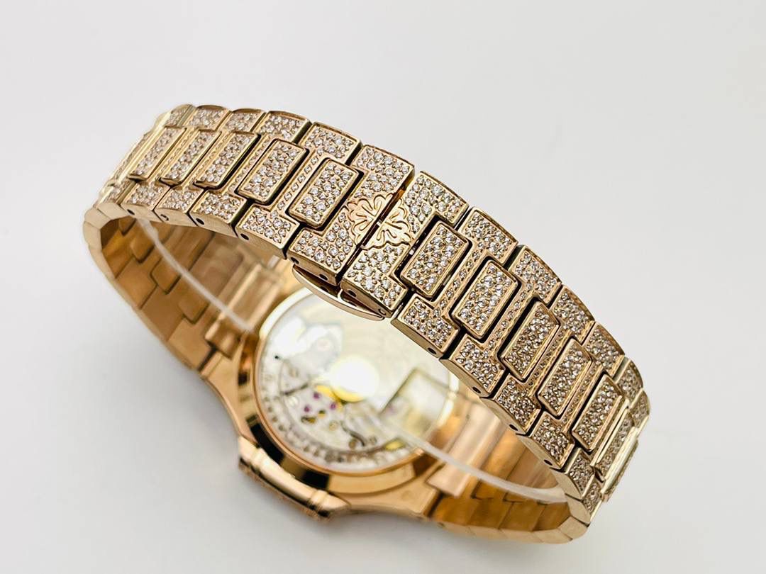 —百达.翡丽7118女士鹦鹉螺 满钻限量款 少量到货，限量供应（全身采用八心八箭天然奥宝水钻）😍😍 1⃣️腕表:定制9015改324 S自动一体上链机械机芯，中心大秒针！ 2⃣️表盘:密镶钻，拥有286颗钻 3⃣️表壳:密镶拥有518颗钻，拥有蓝宝石水晶透盖。 4⃣️直径35.2MM！ 5⃣️表链:采用拥有1729钻采用罕见的“不规则雪花镶钻”工艺，令腕表更添耀眼光彩，这项工艺需要将大小各异的钻镶嵌并固定到位，尽可能隐匿每颗钻之前的贵金属痕迹。 6⃣️顶配鹦鹉螺7118满天星！ 目前算是最奢华的女款鹦鹉螺 应该没有人能拒绝了它了吧？ 雪花❄️镶钻全身 不仅是表盘，表带都是雪花镶钻总之一个字“闪”（白色为真空炉内白金，玫色为真空炉内纳米玫瑰金）