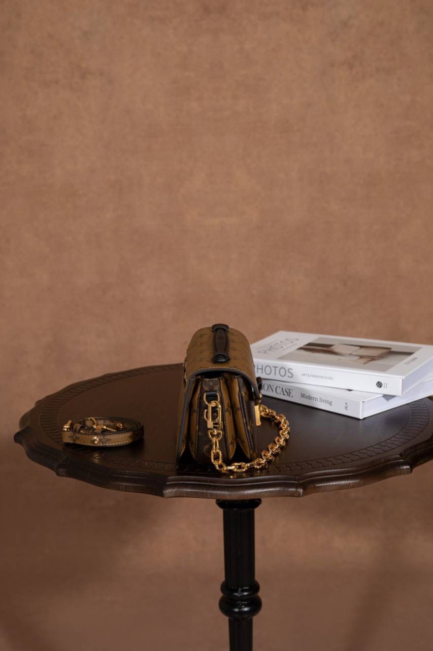 LV小邮差🎀 用的是 A+ 级全钢五金，亮亮的很有质感；再加上进口高弹面料，摸起来舒服，有弹性又有光泽，真的很加分咯 ✨ 渠道货包装，简单大方不浮夸。尺寸 21.5 × 13.5 × 6cm，小小一只但很实用，出门背刚刚好 👜