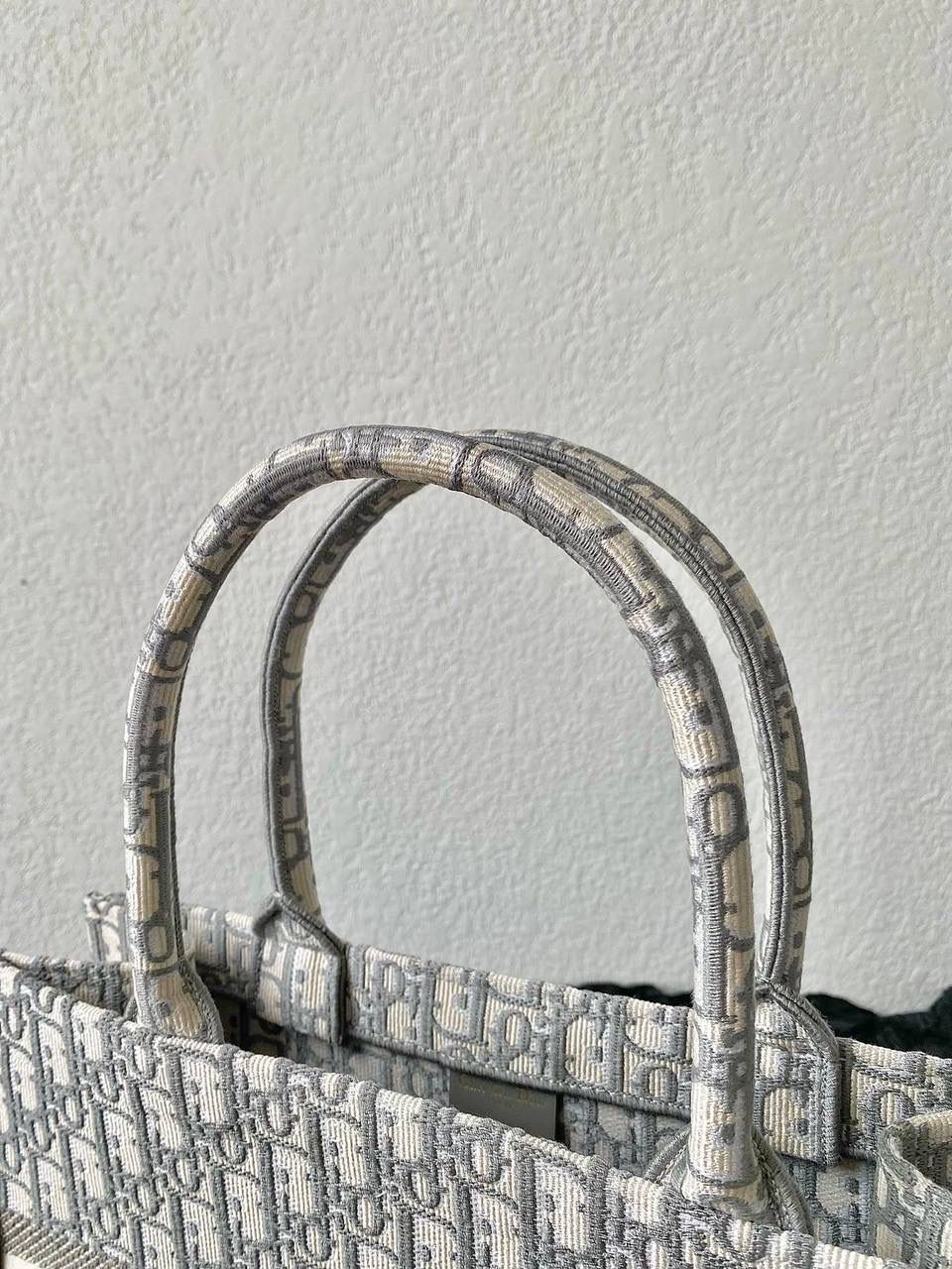 🈶老花灰，中号 𝗗𝗜𝗢𝗥 𝗕𝗼𝗼𝗸 𝘁𝗼𝘁𝗲 购物袋 火遍大街小巷，席卷整个时尚圈 浓厚的复古艺术气息简直是行走的艺术品 全手工立体刺绣 凹凸有致 超大容量❤️‍🔥🤩 特别适合想把整个家带出门的姑娘 妈咪袋 公文包 旅行出游好帮手 时髦精人手一只的经典款 36×27×16cm