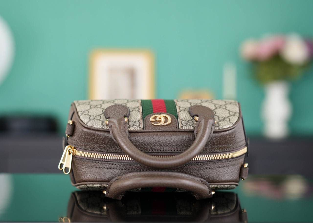 🥯GG Ophidia系列迷你手提包 波士顿21cm 正品售价,500 包身简洁大方，太过繁杂的元素反而会降低档次，强烈推荐! 虽然是迷你尺寸，可是它的容量很可！！！ 官方款号 724606 尺寸：21x12x10cm