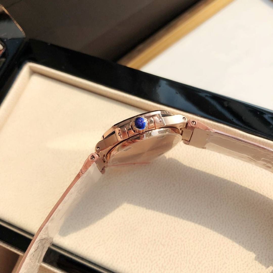 堪称一绝钢表之王，最美女款百达翡丽7010R鹦鹉螺 32mm玫瑰金白色 表徑精巧独特舷窗结构表壳，完美优雅风格，采用不锈钢18k镀玫瑰金。水平横纹浮雕图案的表盘。表圈镶嵌46颗天然南非钻石💎美洲鳄鱼皮表带‼️
