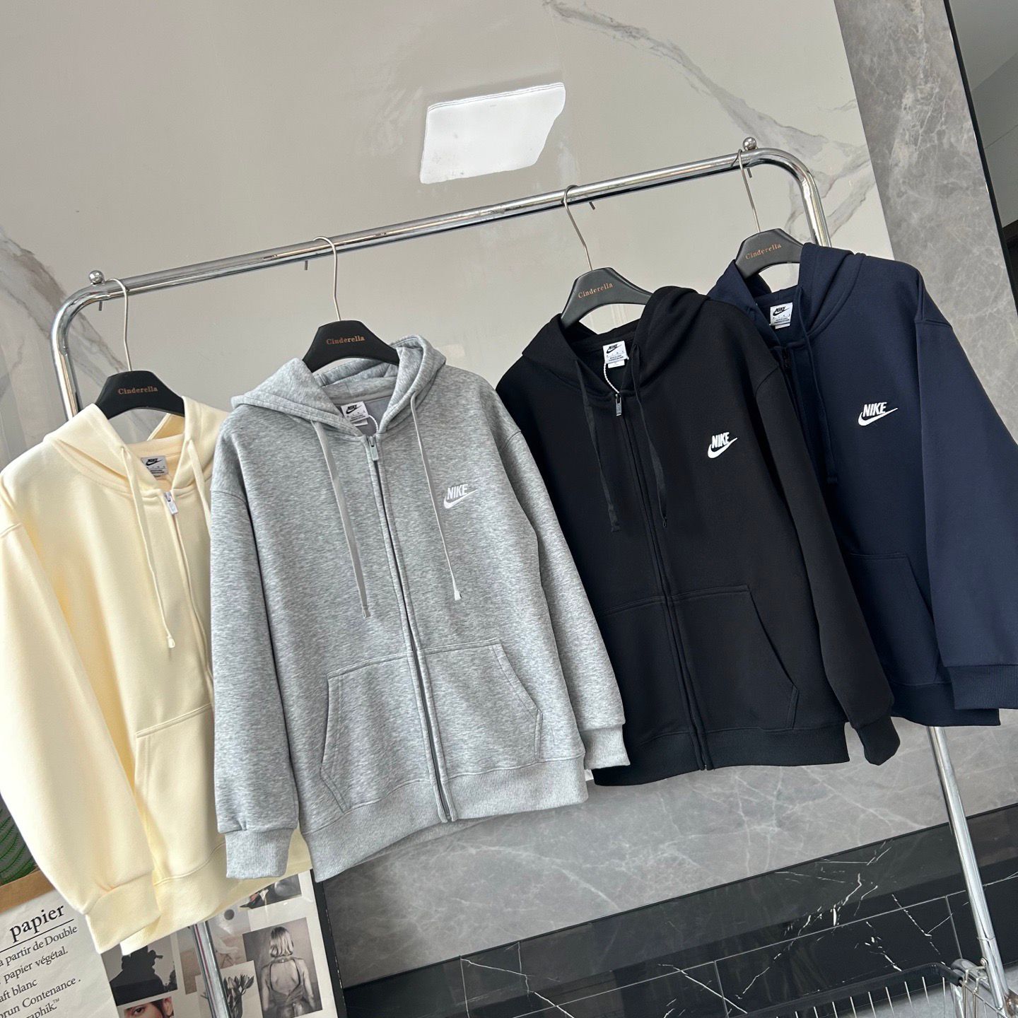 $115件。2件起$105件。4色選擇/Nike經典連帽衛衣外套