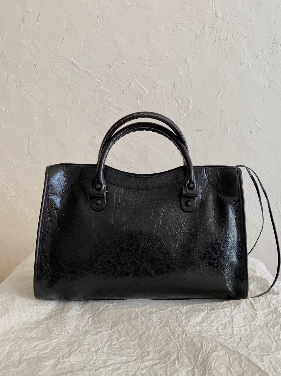 爆款🔥 ba1enciaga lie city机车包中号 黑枪🖤 哎呀，时尚真是个轮回啊 熹妃回宫！机车包24年强势回归！ 铆钉系列虽然古早，但经典 回归肯定有它的硬道理 用过city的姐妹应该都知道 它耐用 抗造 容量大 有拉链 可拎可背可挎，从日常到工作，从工作到旅行 就没有它装不下的物品 最好卖最有范儿的还得是中号 38.5×24×13.5cm797786m