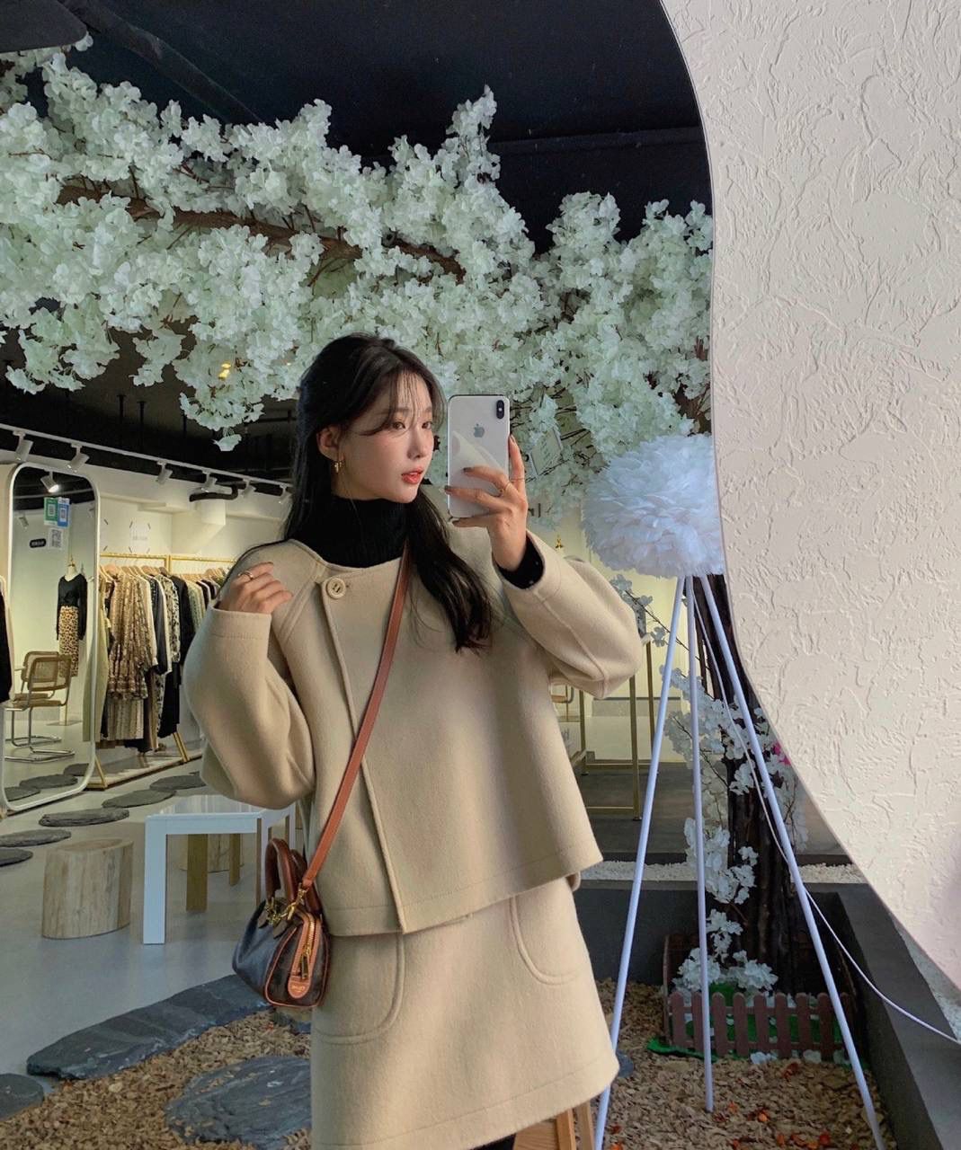 🔥大货实拍图 𝗖𝗘𝗟𝗜𝗡𝗘♥𝗧𝗥𝗜𝗢𝗠𝗣𝗛𝗘迷你波士顿 型号：195112 尺寸14*9.5*8cm 包包上的金色链条是亮点，敲时髦的，手拎肩背都好看☺️