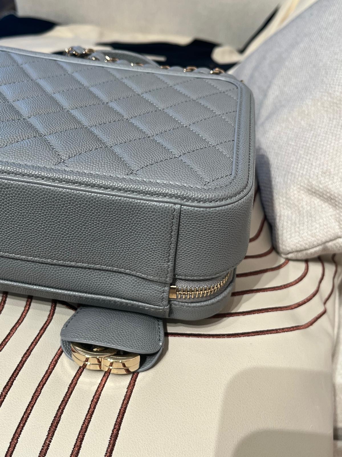 Chanel CC Filigree Medium Light Grey 100%Authentic, 95%New ✅Card ✅Dust bag