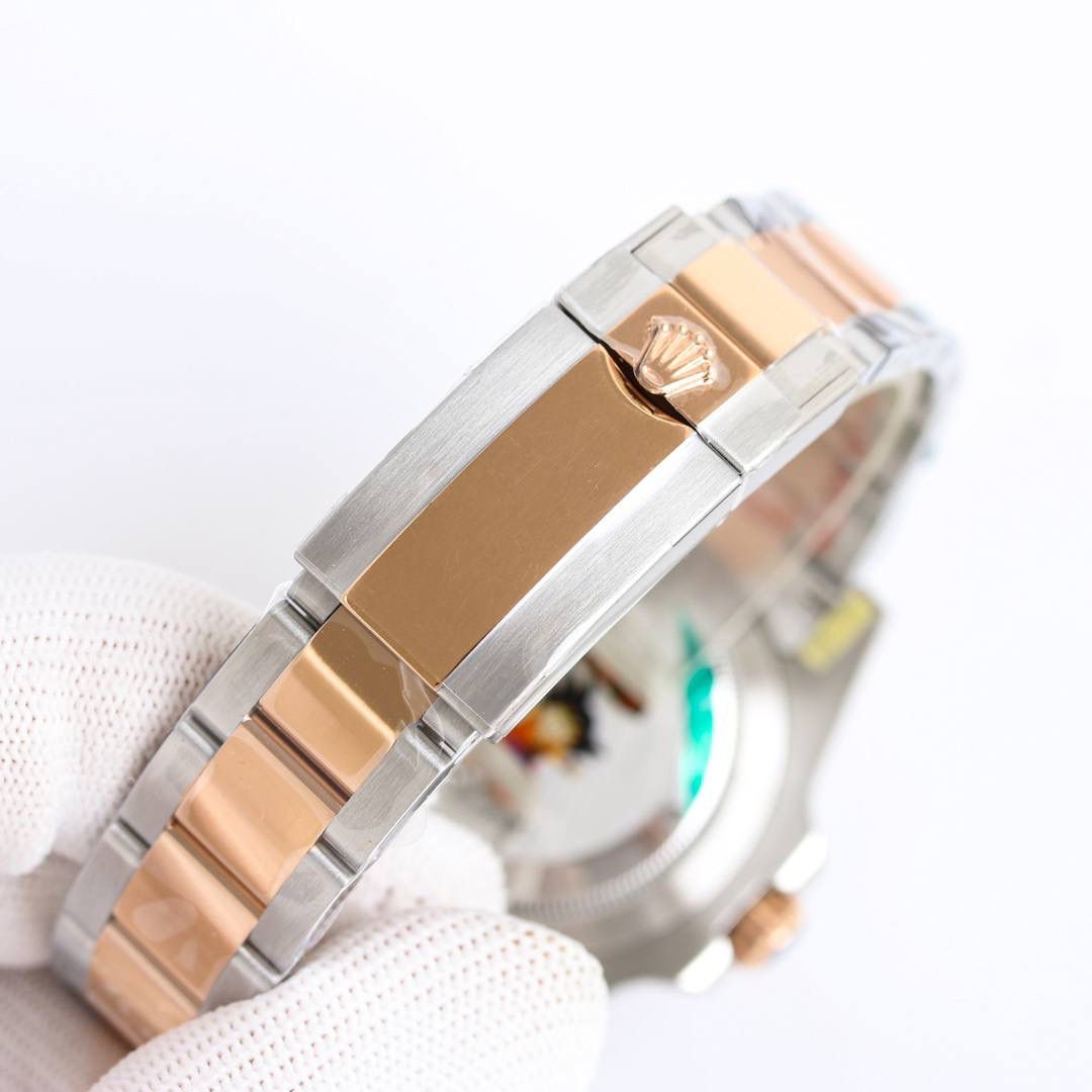 C厂 劳力士 ROLEX 超级复刻火爆来袭格林尼治ll🎮 EA1 1、机芯3186/3285采用是一体机芯蓝游丝和原版同样通过调试时针快跳调整日历的功能瞬跳，和原版一样的GMT双时区表针在底部时针上面的第二层，由下到上的顺序为：时针-双时区针-分钟-秒钟。 2、指针；升级电镀白金在任何角度都可以看见其光泽感 采用特殊针尖工艺 确保与原装一致夜光粉选用瑞士进口蓝绿夜光填充完美还原夜光效果 🎮 3、表盘；原装开模 立体印刷 电镀白金 中心轴下沉 日历下沉 字体大小与颜色同原装完全一致包括条丁四角的打磨 12字位火山口打磨都做到了高度一致 4、圈口；此款表的灵魂所在 也是本厂花费大量时间与精力的地方 每一次的烧制都是一次进步 本厂圈口一体成型高精密陶瓷圈色差也是必须降到最低 深蓝黑圈/红蓝圈/黑圈/真陶瓷均为白金填充，其颜色目前是最接近原装的 5、日历；新版劳力士日历采用新款勾4，本厂加以借鉴避开市场众多错误版本，日历的字体印刷相当清晰立体，放大十倍依旧清晰立体 无锯齿 6、表壳表带；选用904号钢材铸胚，在反复手工打磨成型，904钢密度小 耐腐蚀性强 防刮耐磨等优点🥰🔥