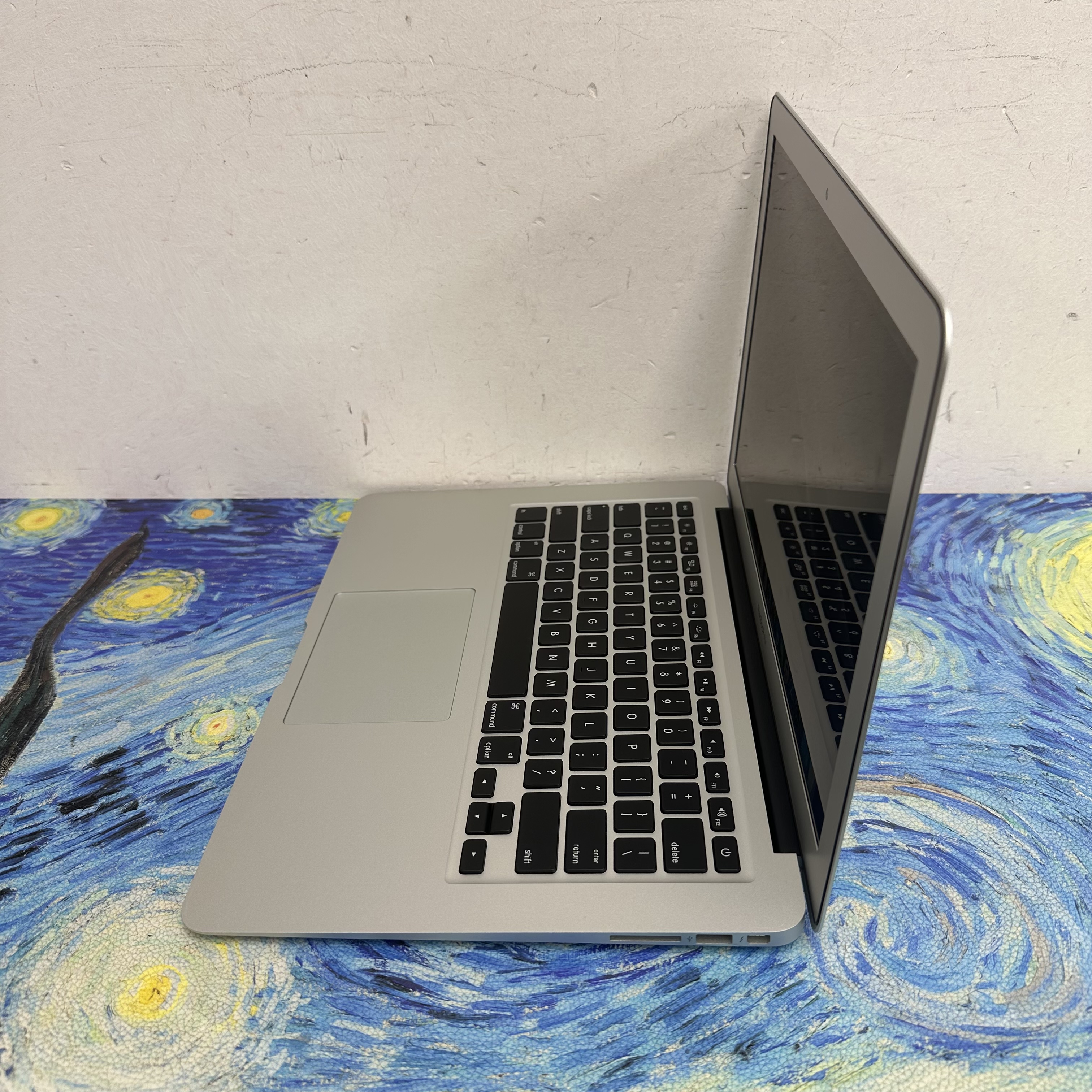 #5694 Apple Macbook air/13寸/ i5 CPU /8GB Ram/128GB SSD/輕薄機身/文書機/ Gaming Laptop / Notebook /  Movie / Netflix / Disney+ / 