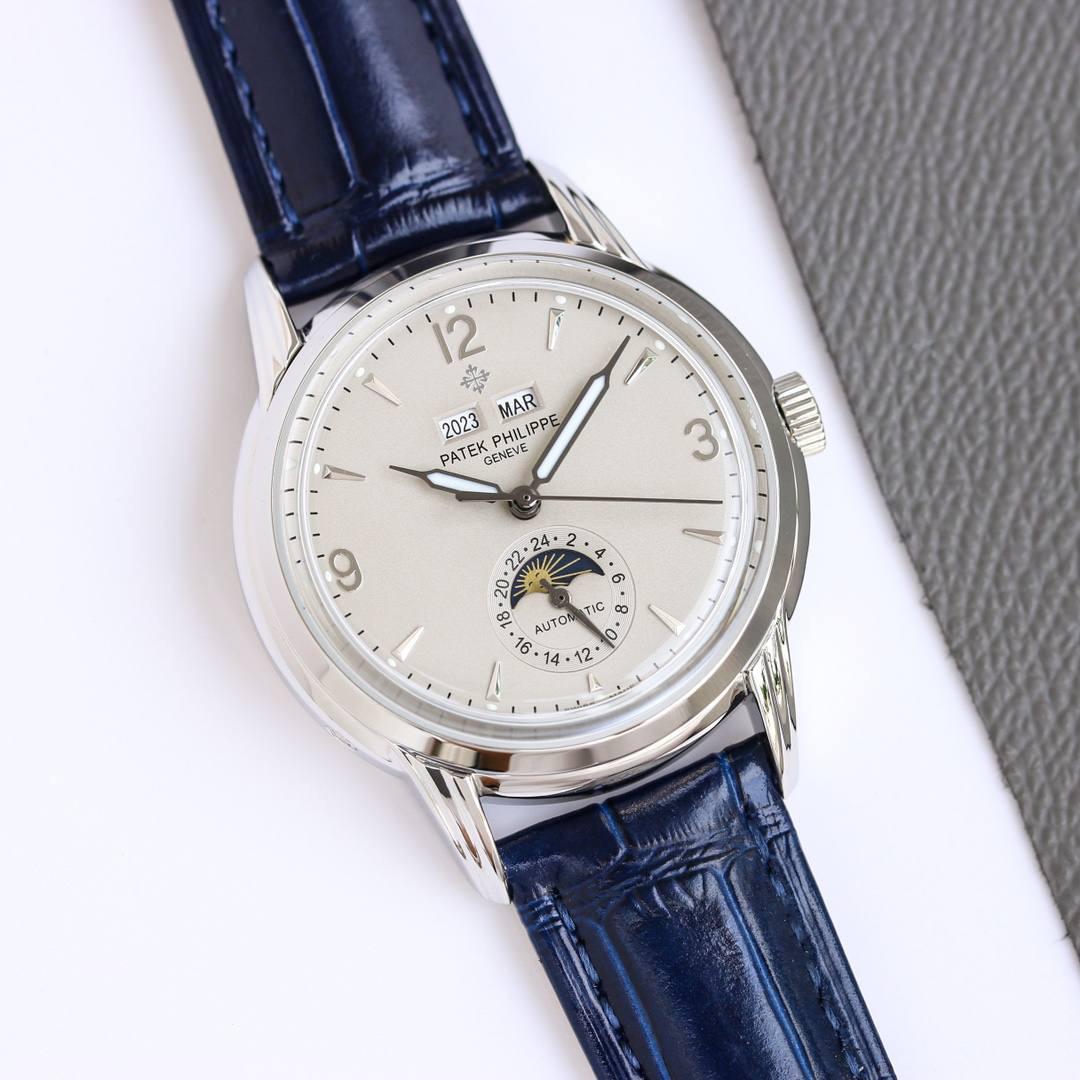 重金打造经典时计——百达翡丽5320G-001超级复杂功能时计直径40毫米一体冲压成型的双层式精钢表壳，致敬了经典的设计语言奶油色的表盘营造复古氛围，表盘边缘刻印有密分秒数刻度，配金质阿拉伯数字及五分钟凸圆刻度字钉，更有立体感。时分指针以巴顿式设计为基础，配以尖长的针尖，这特色造型是呼应了 1950 年代 Ref. 1463 计时码表的指针。表盘6点位置是月相显示和日期分拨。所有的万年历标志都很好，一眼就能读懂。内里搭置了仿324 S Q 自动上链机芯，是 324 自动上条传奇机芯的精装版本。机芯夹板桥经倒角，边缘作细意打磨，主夹板饰以鱼鳞纹，而夹板则缀以日内瓦波纹，夹板表面有包金雕刻，螺丝凹槽经打磨和倒角，连钻孔亦同样经打磨处理。搭配朱古力啡色牛皮表带，进一步带出复古气息。🚀🚀