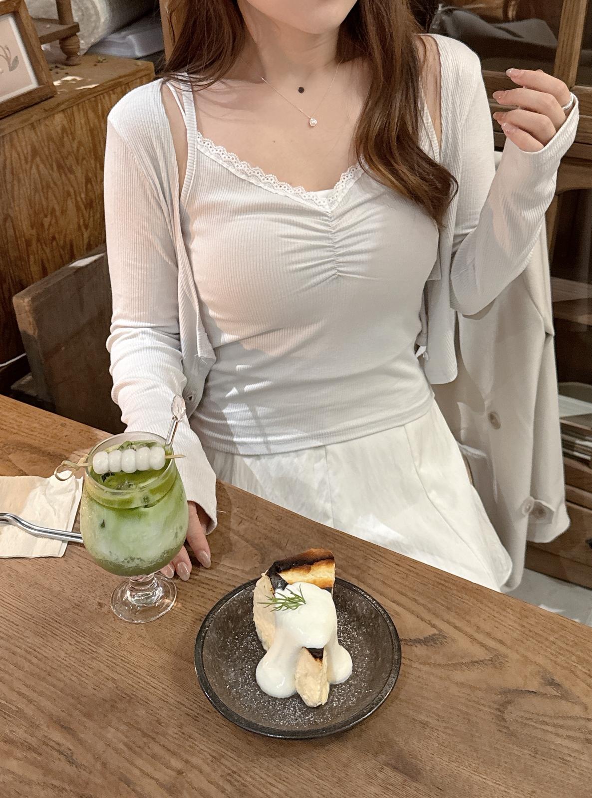 【機心款式】花邊v領直紋修身假兩件上衣