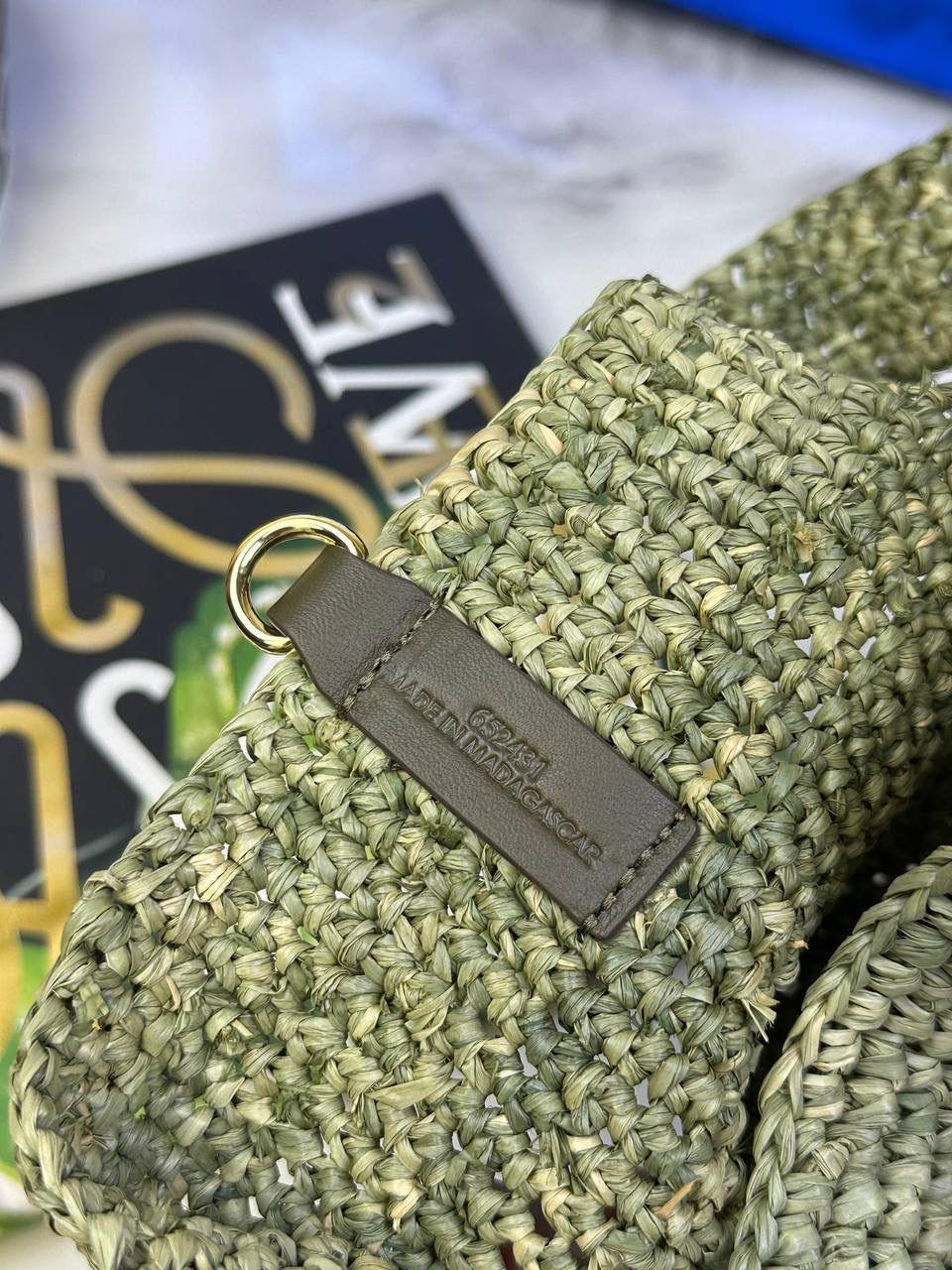 🎈𝙋𝙖𝙪𝙡𝙖 𝙞𝙗𝙞𝙯𝙖 迷你酒椰草编包𝙎𝙡𝙞𝙩🧺 ——【橄榄绿到货‼️】 面料：进口拉菲草/牛皮 尺寸：𝟑𝟎-𝟖-𝟑𝟎𝐜𝐦 编码：652405 （下单须知：由于天然纤维材料特别，带毛刺，日照时间长短不同，颜色略有变化，纯手工编织制作而成，每一只都独一无二，每个包的尺寸也有所不同‼️完美主义者慎入⚠️） 👉🏻此款草编包由纯进口拉菲草叶手工编织制作而成，搭配有一条可拆卸的刺绣宽肩带，可斜挎/肩背/手提等多样化背法❤️时尚清新，软塌不定性，慵懒又随性，夏日出行必备‼️