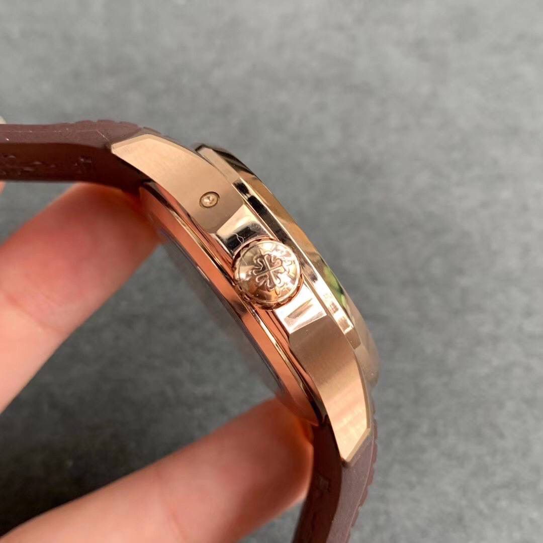 🔥全新PP百达..翡丽 复杂功能AQUANAUT旅行家＂手雷＂5164A系列＂V2＂超强升级版🔥 全新V2技术重点突破 1⃣️：升级最新机芯为PP. Cal.324 S C FUS 一体机，机芯摆轮位置实现与正品一致方向，现为市面最高版本。 2⃣️：新款字面巧克力颗粒感形状更立体 3⃣️：精益求精 V2版机芯主夹板字体更细致 升级为最新换代甲板鸽子血红宝石 实现最接近正品的工艺。