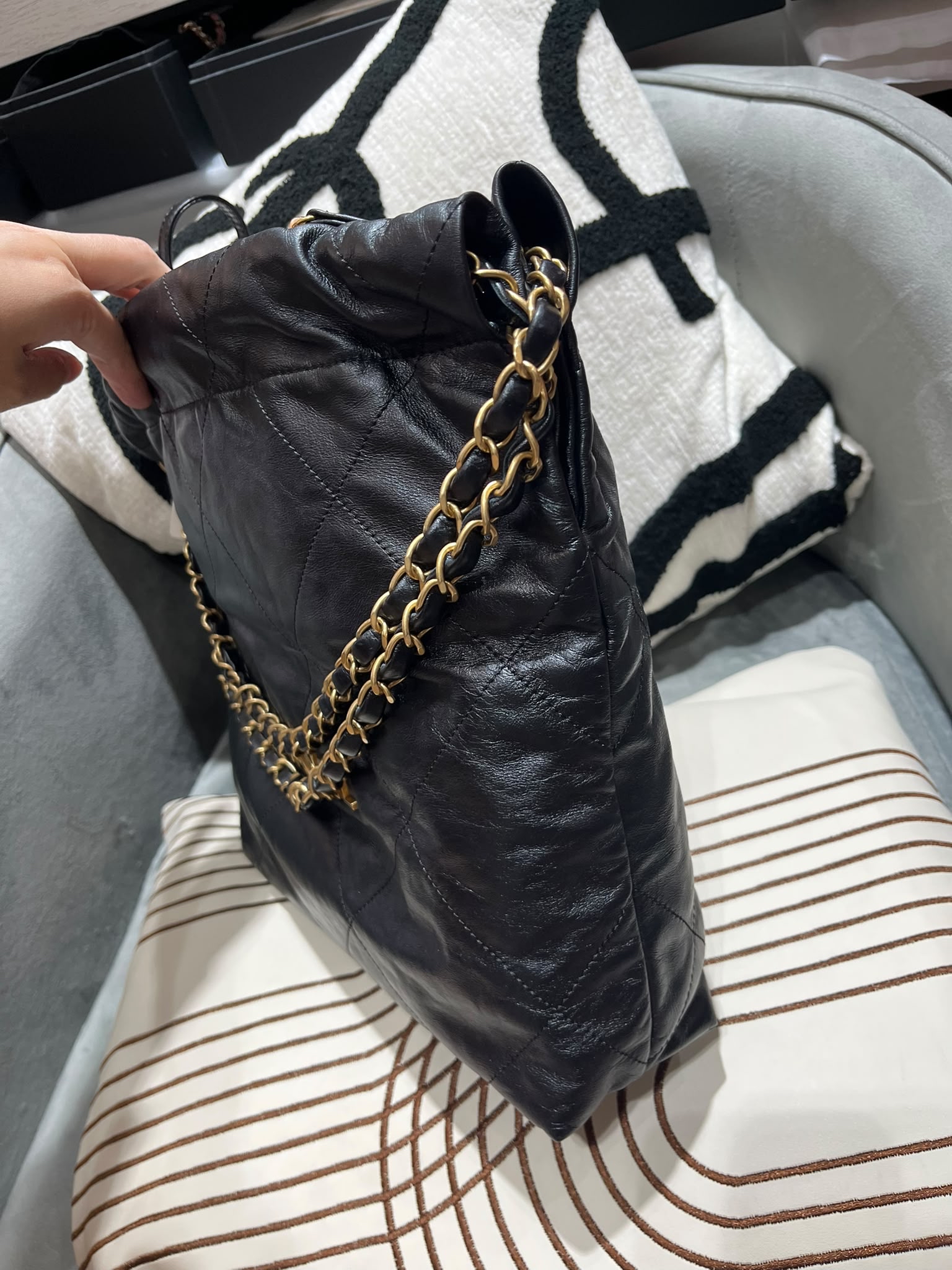 Chanel 22 Small AS3260 黑色牛皮，金鏈100%Authentic, 98%New ✅晶片✅Dust bag✅Pouch