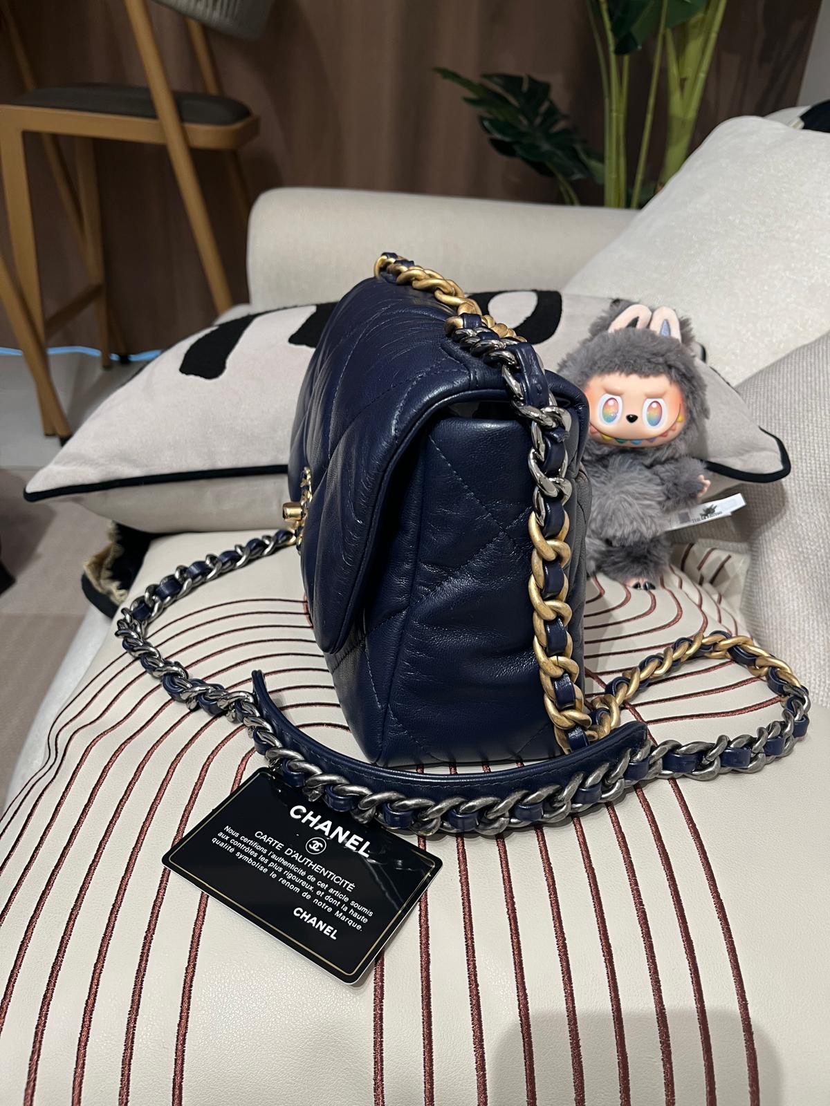 Chanel 19 small navy 26cm AS1160 100%Authentic,98%new ✅30card✅dust bag✅box