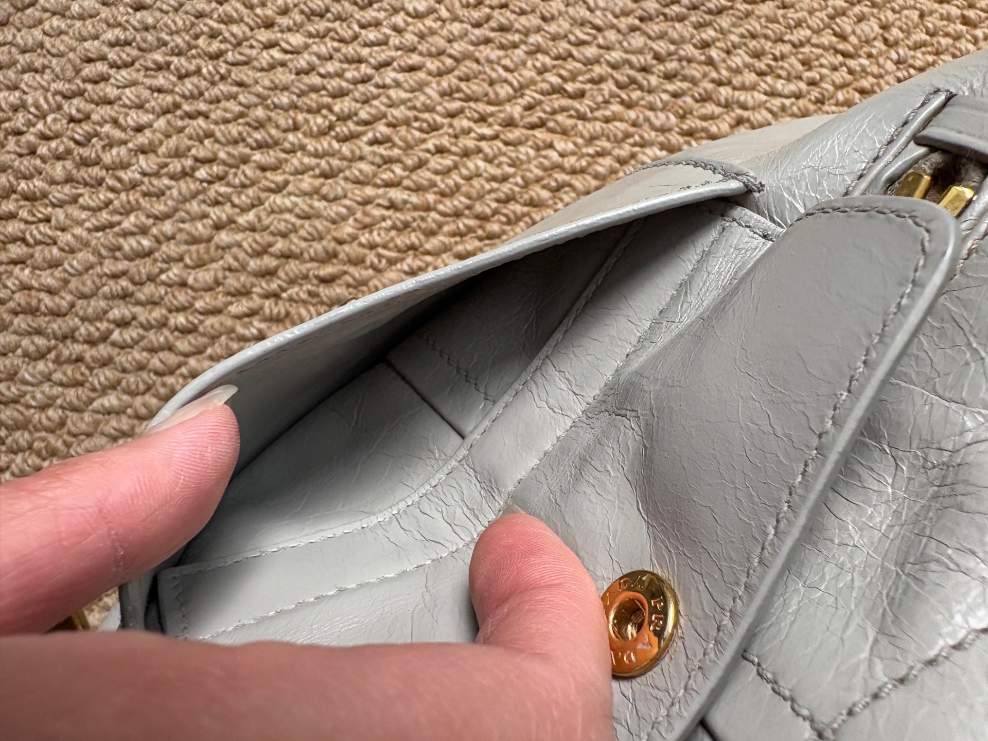 【預訂貨品】Prada霧霾灰油蠟皮機車腋下包