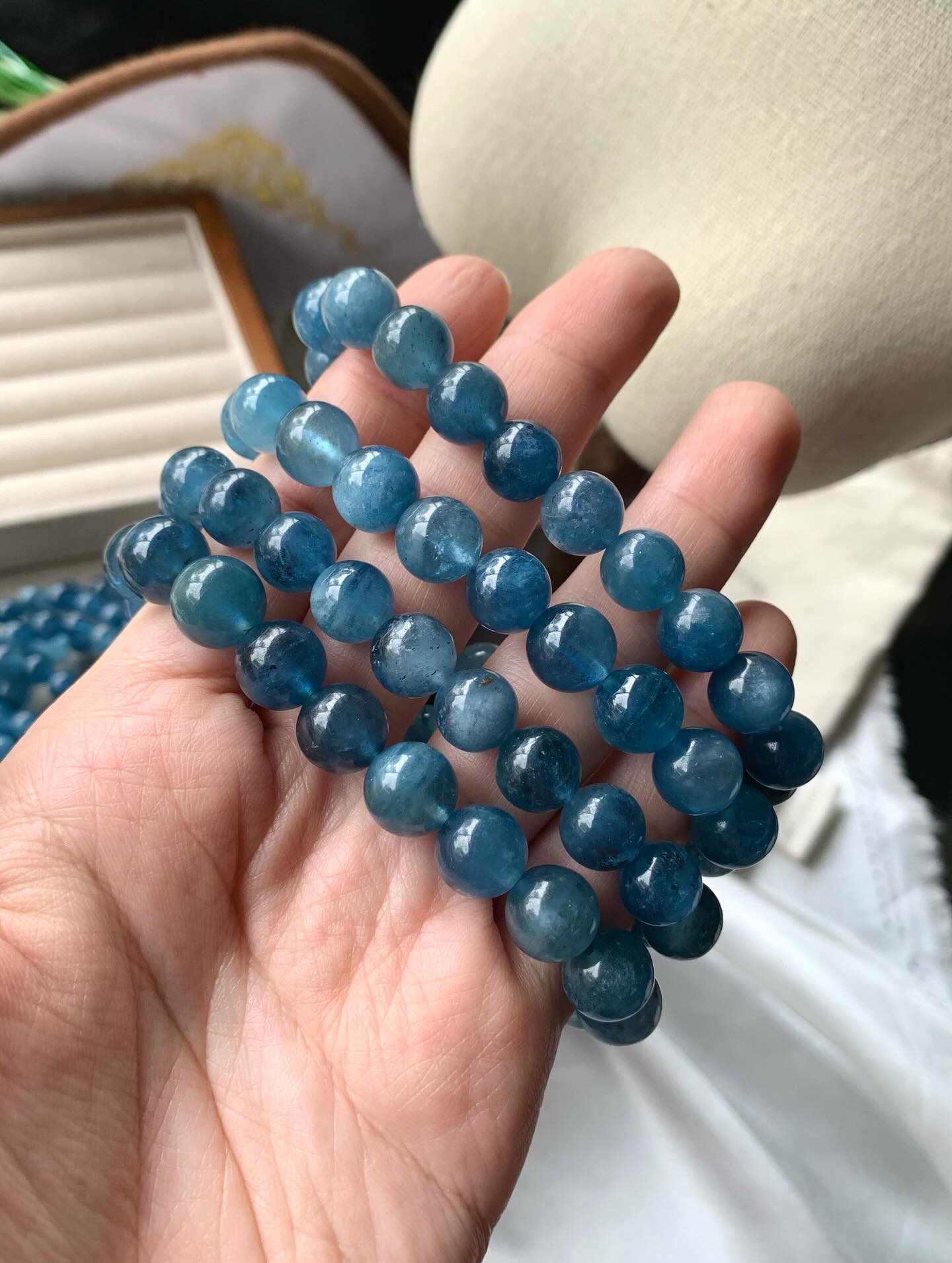 高货魔鬼蓝海蓝宝 ｜High Grade Aquamarine 6m+ RM787m+ RM888m+ RM989m+ RM11810m+ RM138海蓝宝的功效主要体现在身心健康、情绪稳定、沟通表达和事业财富等方面。它对应人体喉轮，有助于改善喉部和呼吸系统健康，如喉咙痛或呼吸道不适。同时，它还能帮助缓解压力和焦虑，增强自信心、勇气和直觉力，促进清晰的沟通和真诚的人际关系Aquamarine offers a range of benefits, including promoting calmness, reducing stress, and improving communication. It is believed to bring emotional balance, courage, and clarity, while also supporting spiritual growth and creativity. Some sources also suggest it has physical benefits, such as supporting the throat and respiratory system, and offering protection to travelers#海蓝宝 #天然海蓝宝 #天然水晶 #魔鬼蓝海蓝宝 #crystalhealingjewelry #naturestone #gemstone #aquamarine #aquamarinejewellery #马来西亚水晶网店