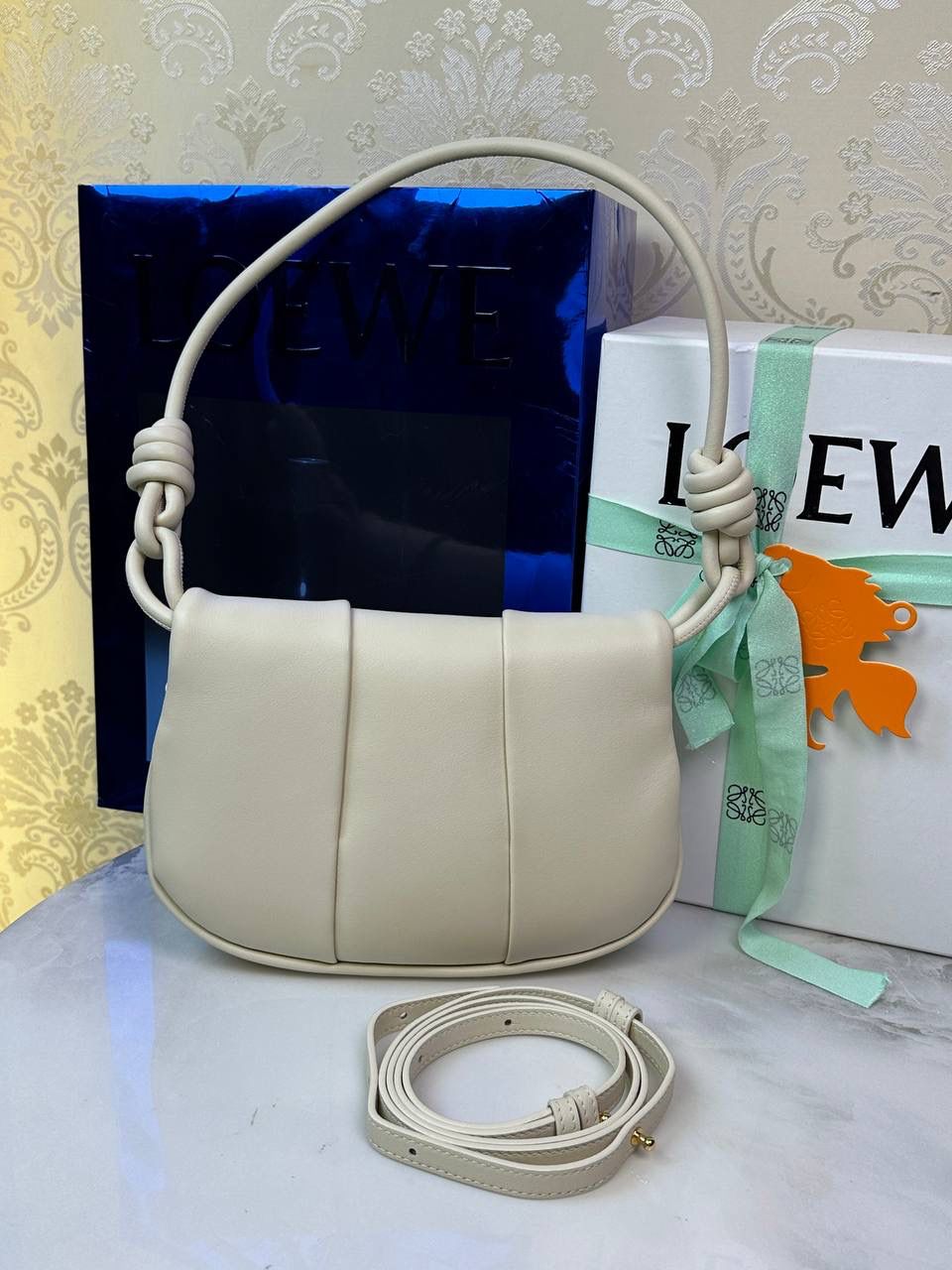 全新*𝙋𝙖𝙨𝙚𝙤 𝙨𝙖𝙩𝙘𝙝𝙚𝙡 手袋🛍️【米白】 —— 朕品1w7➕😘 尺寸:𝟐𝟓-𝟏𝟕-𝟖𝐜𝐦 编码:062318 ✅做工精致，廓形简洁优雅，独特、柔软的褶襇结构，超轻盈构造，纳帕软牛皮革（里外全皮），顶部饰有flamenco螺旋绳结。 ✅配置双肩带，短手柄肩带可做腋下包不可拆卸，长肩带可肩背可斜挎可拆卸调节，磁扣开合设计，多种背法随心所欲❤