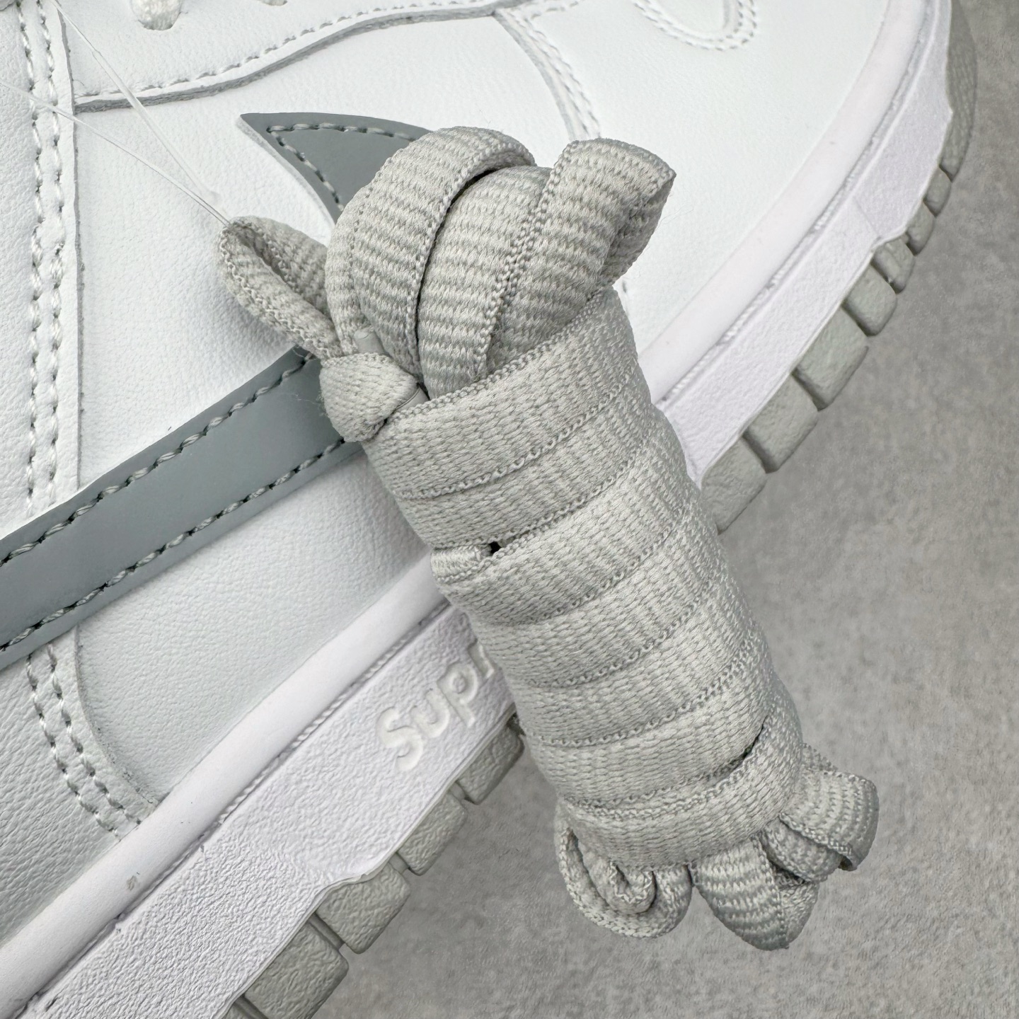 Supreme x Nike SB Dunk Low 94 Metallic Silver HQ8487-100