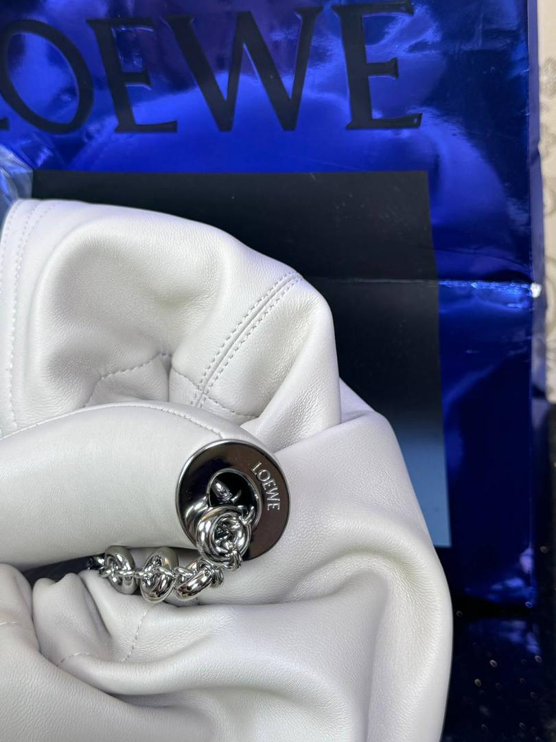 🎈（全钢五金）中号纳帕羊皮𝙎𝙦𝙪𝙚𝙚𝙯𝐞 —【海盐白】到货📍 尺寸中号：34-33-13.5cm 尺寸小号：29-10.5-24cm 型号:652328 【配全套礼盒】 😇罗家全新成员Squeeze手袋💯 满分到货•采用触感柔软的纳帕小羊皮革🐏•里外全皮💯传统工艺➕创新研究•全新独特设计。 😇最新宣言款配件：Anagramc pebbled 不锈钢及铝合金材质•升级打造标志性甜甜圈•相同质感•更轻重量。 😇具备令人惊讶的轻盈褶皱包身 可肩背、斜挎或手提*可调节甜甜圈⛓️链条肩带•搭配Anagram携刻鹅卵石•附加额外链条•可进一步延长肩带*磁扣开合*内部拉链口袋