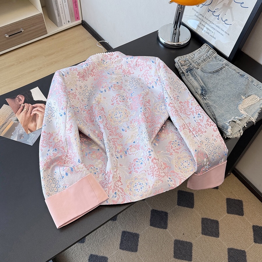 B117(9924) 新中式高级感粉蓝高端缎面提花前排盘扣粉外套上衣