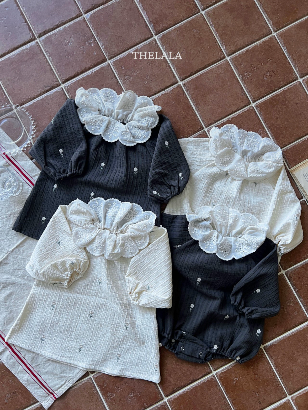 🌸預訂 韓國直送🌸🇰🇷THELALA兩色花卉刺繡蕾絲花瓣翻領長袖包屁衣