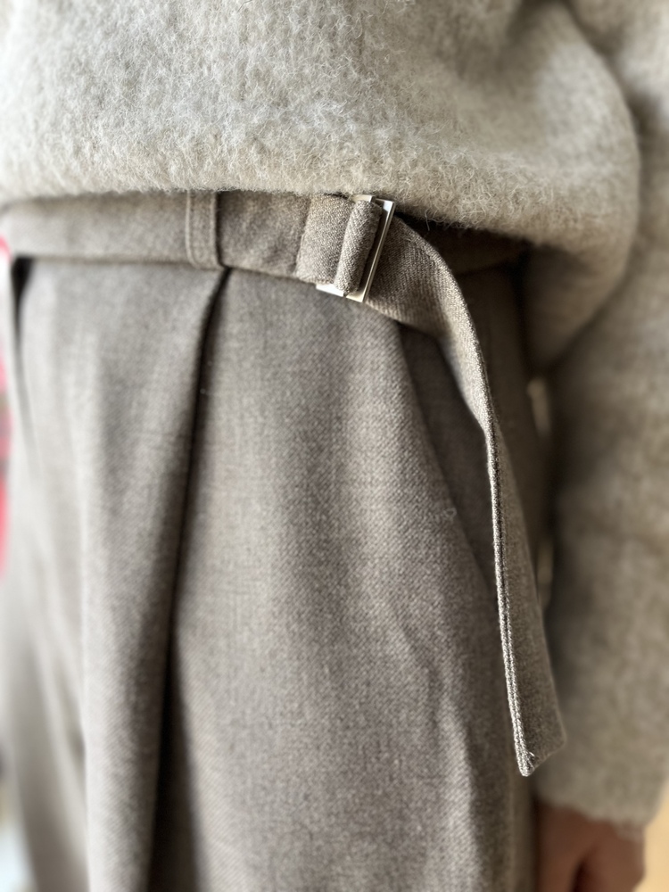 Warm-Tone Buckle Drape Slacks (Oat)