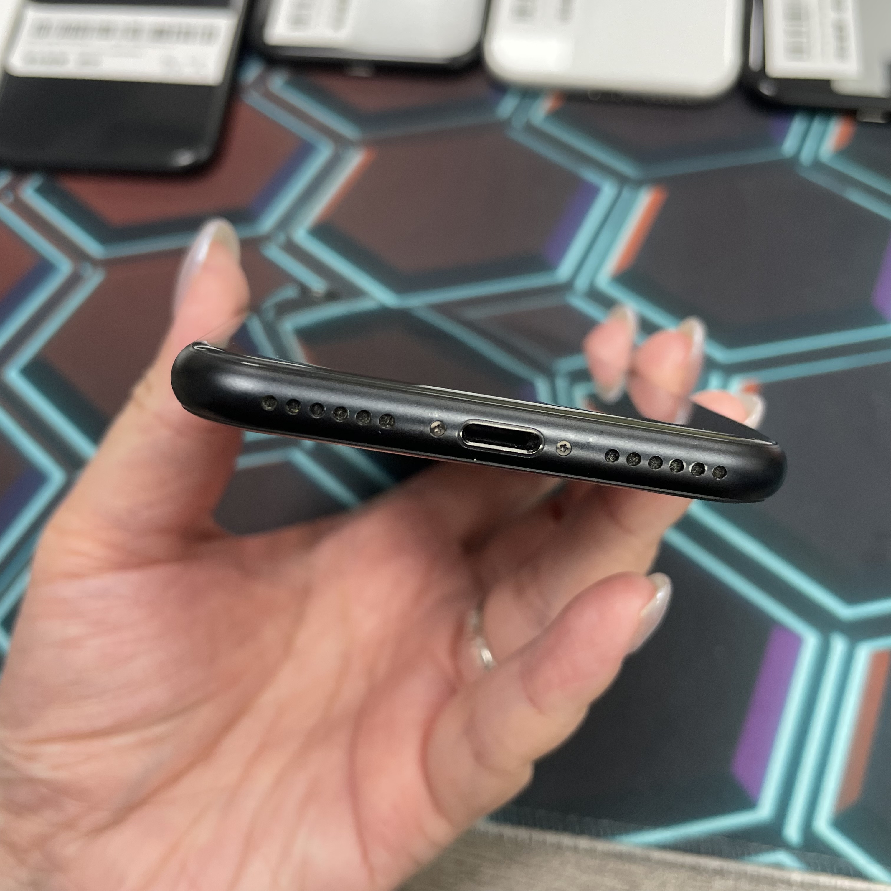 *7001 SE 2 勁靚機 128GB 電74 黑色 black