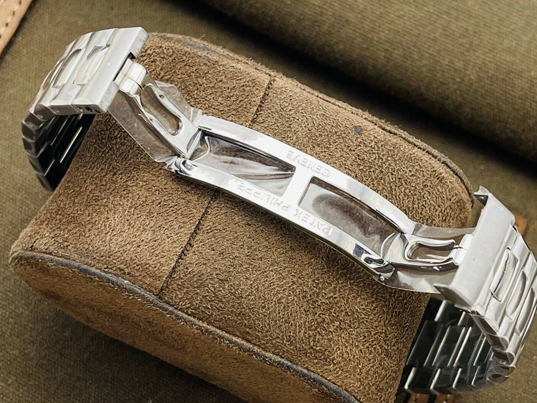 V3升级版 【市场最高品质版本】百达.翡丽Patekphilippe运动系列（鹦鹉螺）5724（霸道总裁）升级版珍珠陀！ 1⃣️所有功能同正品（10字位动能显示，7字位日历和月相 4字位小秒针），和原装一样的带水平压纹图案，带荧光刻度 ！ 2⃣️直径40毫米，904L精钢镀金，蓝宝石玻璃镜面。 3⃣️5722和5724款的外钻为施华洛世奇钻，通透闪亮，气质非凡。在目前技术范畴内尽可能接近原装，此款腕表可以让您驾驭所有场合！ 匠心之作 欢迎您的品鉴！（现在买就送定制版一支商务用笔，让您的品味十足，气派十足，从容面对任何挑战）