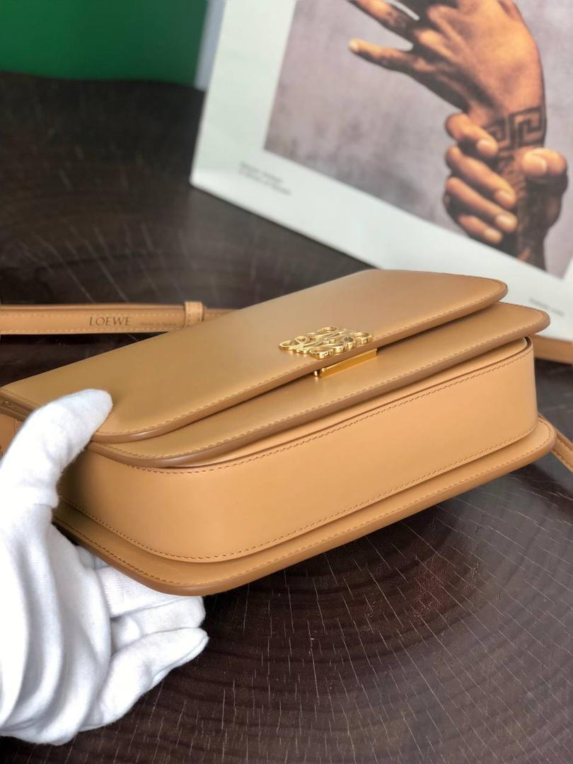 中号『 L0E💟WE GOYA 』 ⭐ 泫雅.周也.曾黎.虞书欣.宋茜.宋妍霏…众多明星同款哟～😘 ⭐能装，好搭，又不怕造 光滑丝绸牛皮革除了显高级外，上手如婴儿般肌肤娇嫩平滑，让你非常想保护她，呵护她呢～内饰细腻napa羊皮三隔层，贴心设计了暗扣和背面小侧袋，收纳方便➕安全感满分💯 ⭐灰常匹配当下的极简风，难得是拥有一大票靓丽颜色，无论是优雅知性，还是我们活泼开朗的小仙女们，都可以闭眼入啦！想凹造型？想上班通勤？怎么用怎么挑，都不会错^_^ 一句话，若🈶️此包，前者皆可抛！ 就算吃土也要买下呀呀呀～～ 中号尺寸：23-15-6.5CM 型号：012121蜂蜜色