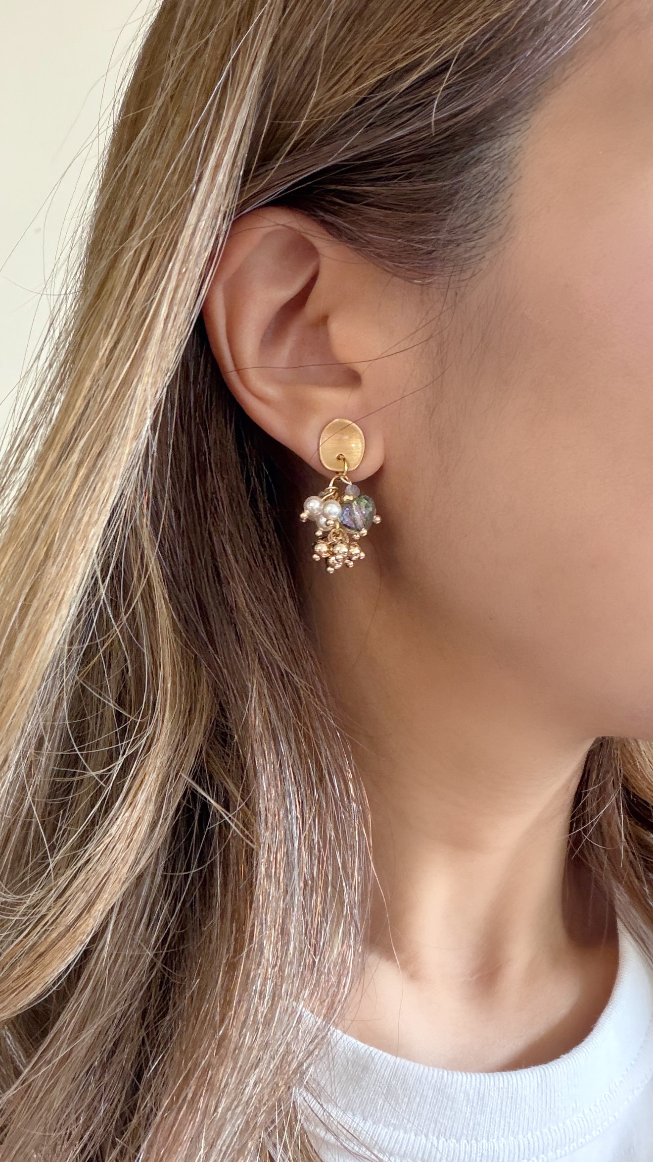 幻彩紫愛心流穗波波球長款耳環/ 白珍珠x金色($198)