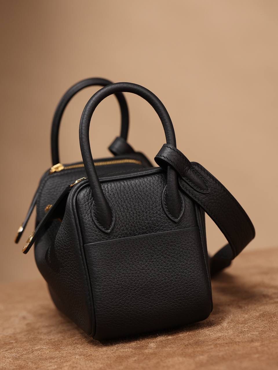 Hermes 爱马仕 Lindy Mini 19cm 黑色金扣👜✨ Lindy 独家渠道货 独家欧洲原厂皮原厂五金组装的ZP尾单货 尺寸：19*12.5*9cm Lindy是采用原厂的正品TC皮，什么是TC皮？ 爱马仕专用的clemence,简称tc皮，是Hermes最受欢迎的皮革之一，颜色会比Togo少一些，但是纹路比Togo细腻，含油更高，更软，因此稍稍有些下垂感的特点。