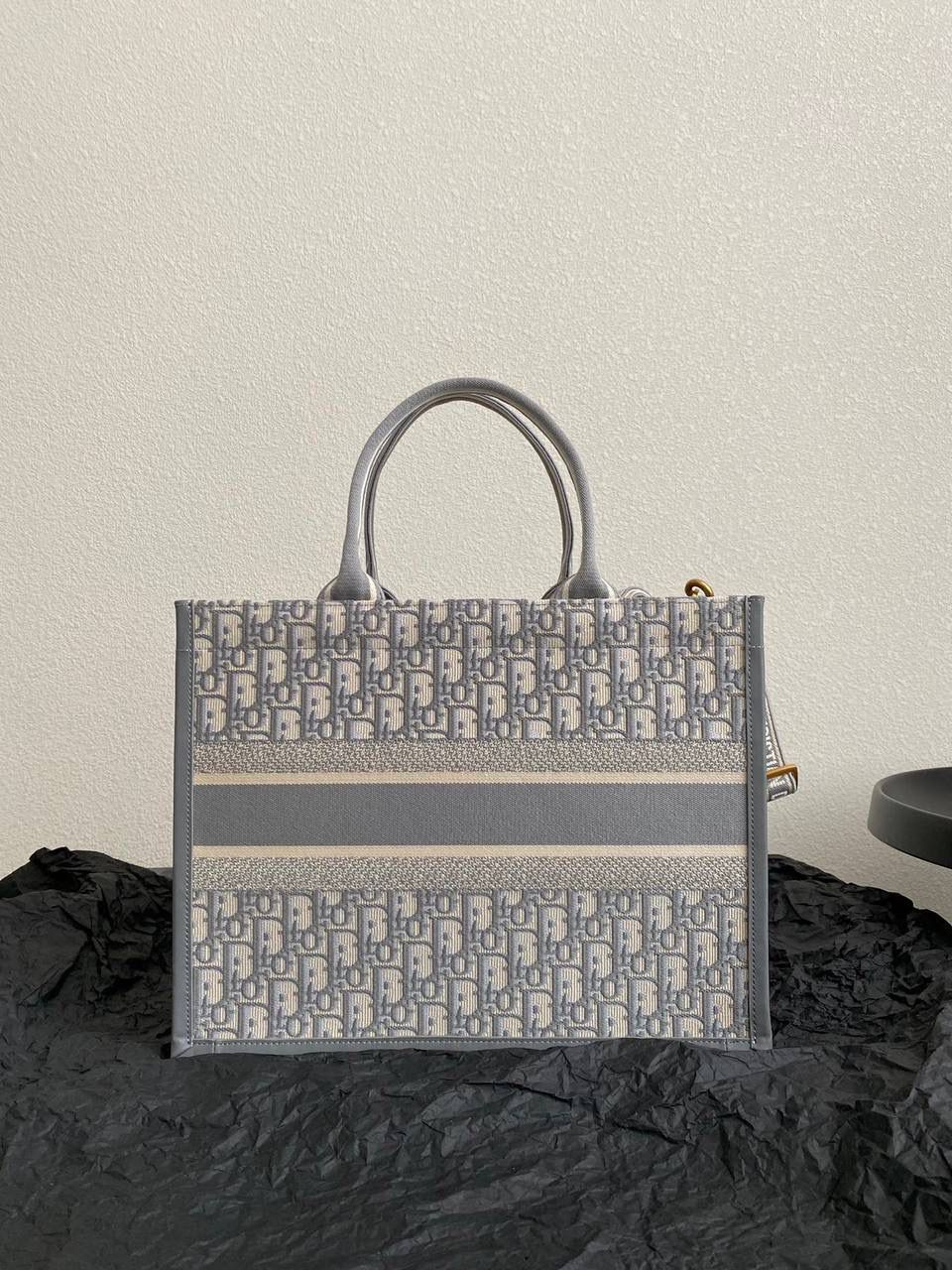 🈶老花灰，中号 𝗗𝗜𝗢𝗥 𝗯𝗼𝗼𝗸 𝘁𝗼𝘁𝗲24早春新款 不得不说，D家确实好会玩啊🤩 可以背的托特来了！简直不要太棒 在最最最经典的托特上又衍生爆款了🤍 越来越多人爱背大包真正的无性别之分 不管手拎斜挎，通勤健身出差毫无压力 整体有型不会塌，恨不得天天背 大包爱好者可以闭眼收了！！😍 36×16×27cm