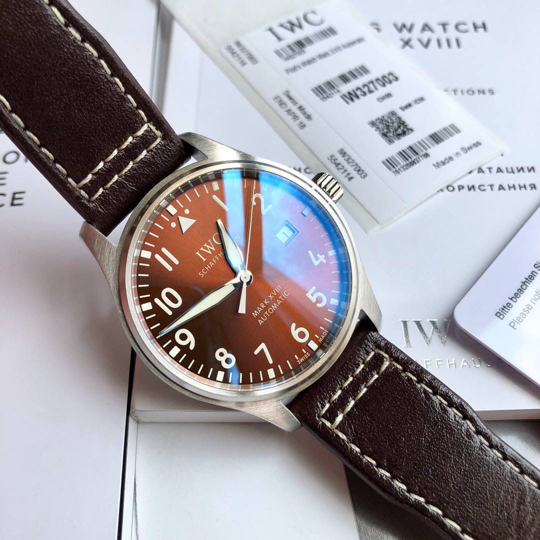 硬货首发，市场独家！IW327003，316L精钢材质，非凡工艺，让小厂知难而退！万国飞行员马克十八传承腕表，采用原装瑞士ETA王牌机芯w-300,40mm表径，全数字刻度超强夜光，双面防反光凸状蓝宝石玻璃表镜。独家渠道进口意大利SANTONI牛皮，一条牛皮成本相当于市场一般牛皮的几倍，在很多细节的把控上都已达到行业顶级，且多项可为标杆，整表细节一丝不苟。 原装价格3W余，一般人均可轻松驾驭，此款万国飞行员腕表视为万国经典款型，任何场景着装均适合佩戴，可谓百搭神器。全套包装出货