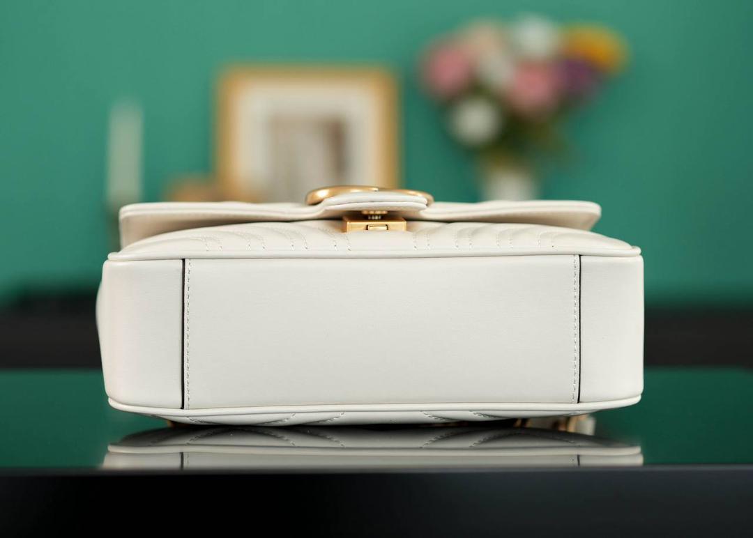 👜Marmont系列肩背包经典款 白色 22cm💕 （原厂皮 全铜五金） 正品售价¥18.000 独家原厂皮发售 限量级别 GG招牌款，镇店之宝 白色真的超级温柔又高级！ 原厂牛皮搭配经典的双G扣，复古做旧风格 背上就有白富美即视感， 属于所有人都能驾驭的颜色 官方款号 446744 尺寸小号：22x13x6cm 尺寸大号：26x15x7cm