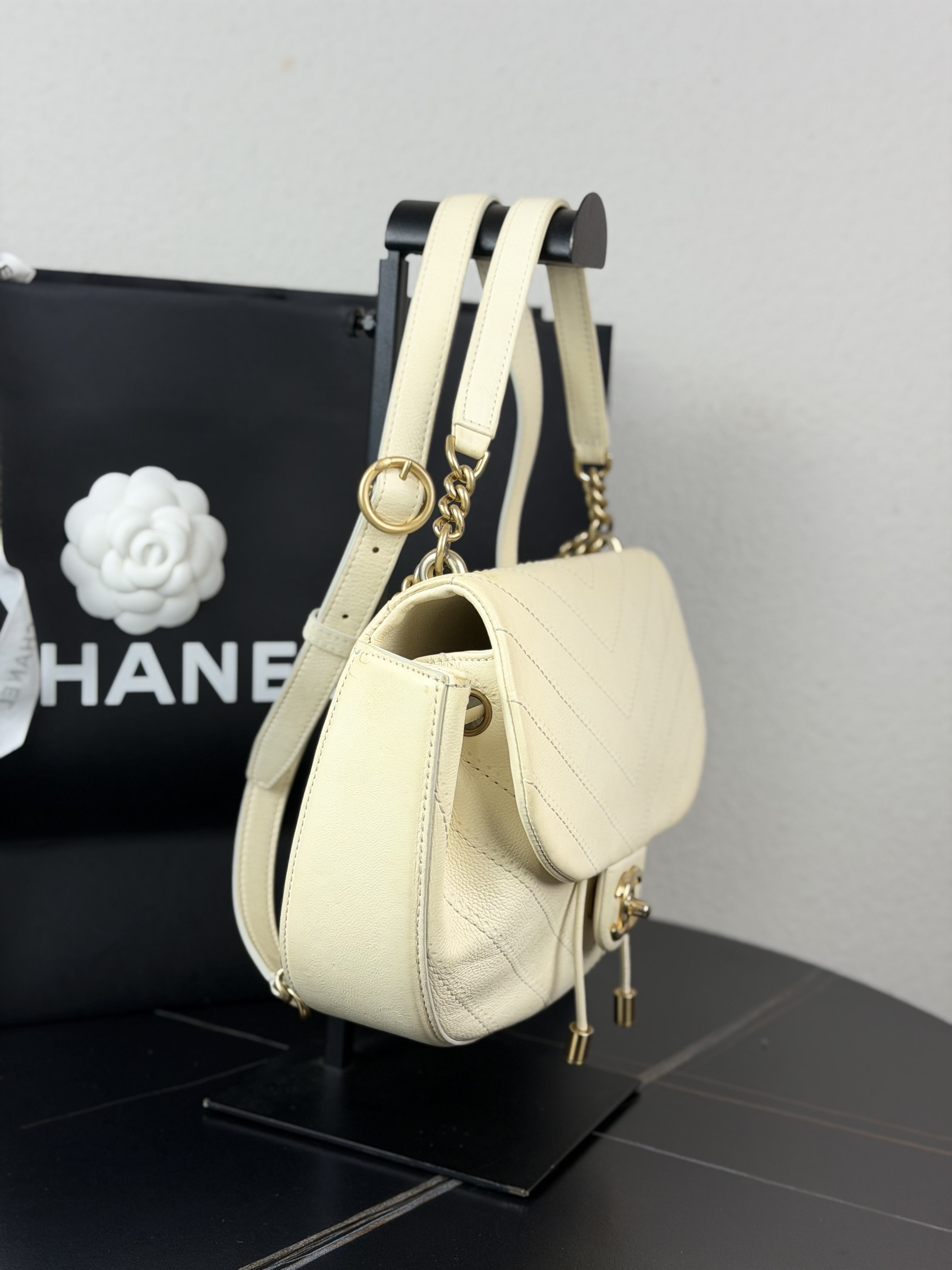 【預訂貨品】CHANEL 米白色金扣半月包👜25開