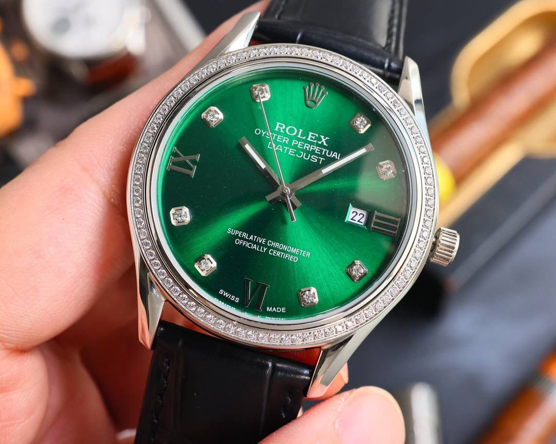 TW：最新款上市，劳力士日志系列推出，做工精细，品质优越！ 采用8215全自动进口机芯，走时精准，表圈采用钨钢材质打造的完美棱角形圈口，表壳釆用316精钢，蓝宝石玻璃镜面，三度防水性能，高端品质，绅士必备。 尺寸：41*10.8mm 将光阴凝集于分秒间 完美，系于不息追求。 以嘹亮的铿锵嗓音，震撼人心。 以印证完美的追求，永恒不息。 劳力士从来没有改变世界，而是把它留给戴它的人 你与男神的差距只差一块劳力士