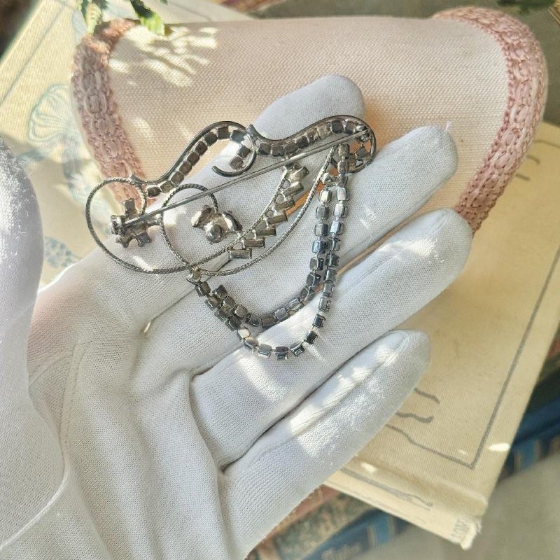 Rare! C.a. 1940s European Art Deco Scrollwork Brooch with Draped Diamanté Chains (NZ093)