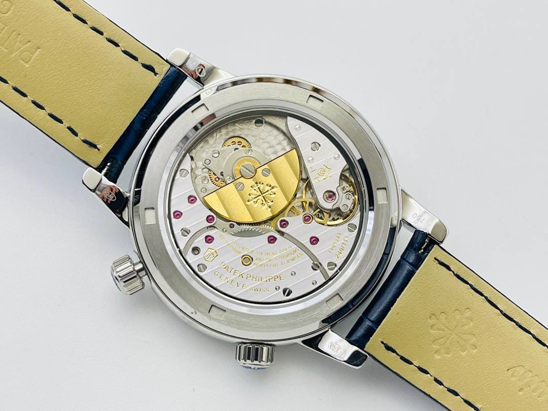 V4升级版 市场最高版本 功能跟正品一样 百达.翡丽星空升级终极版！升级细节： 1⃣️做到了跟正品满天星自动转的功能！ 2⃣️升级日历的排法和正品一样的顺序！ 3⃣️直径42毫米，厚度11毫米！ 4⃣️最大亮点：百达.翡丽星空里的月亮会根据天空上的月亮变化而变化！根据天空上的月圆月缺搬（初一月弯弯初十五月圆）到手表上了！