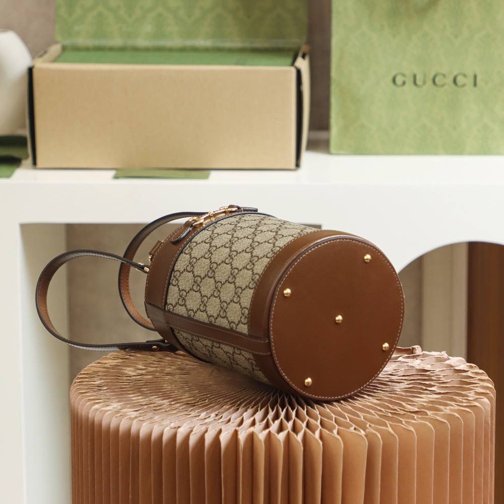 𝟭 𝟵 𝟱 𝟱马衔扣系列水桶包#637115#正品皮 ♠尺寸：14*19*14cm ♠ 1955马衔扣全新系列—水桶包， 采用经典GG面料搭配牛皮设计， 最受欢迎的水桶造型， 1955标志性马衔扣，给人一种现代时尚精髓，彰显马衔扣别致的魅力，这桶全新水桶包给人另外一种风味，演绎出复古与时尚的结合，更是附带大容纳设计，日常复古造型必备，必须入手的一款全新水桶！🔥🤟🏻