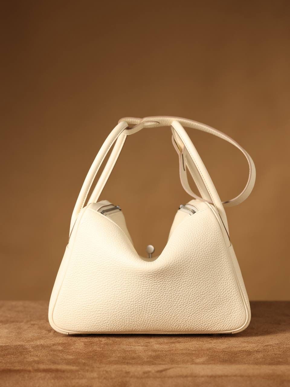 Hermes 爱马仕 Lindy 26cm 奶油白银扣👜✨ Lindy 独家渠道货 独家欧洲原厂皮原厂五金组装的ZP尾单货 尺寸：26*18*14 cm Lindy是采用原厂的正品TC皮，什么是TC皮？ 爱马仕专用的clemence,简称tc皮，是Hermes最受欢迎的皮革之一，颜色会比Togo少一些，但是纹路比Togo细腻，含油更高，更软，因此稍稍有些下垂感的特点。